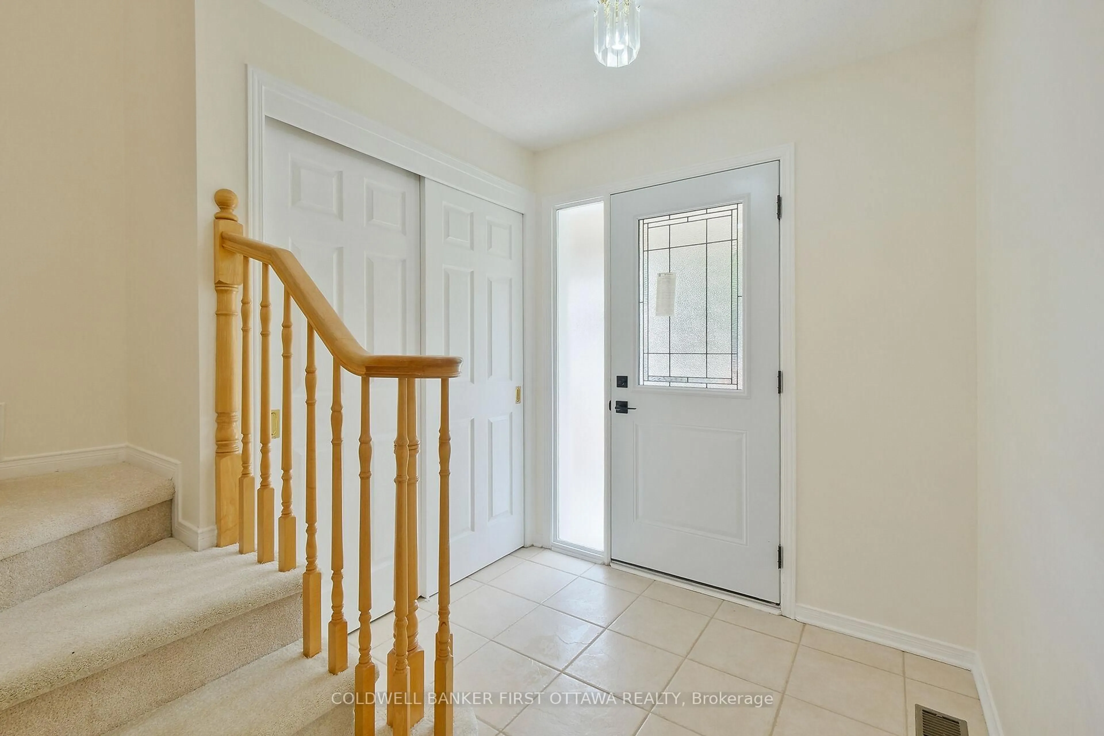 Indoor entryway for 107 COLUMBIA Ave, Ottawa Ontario K1V 1Z3