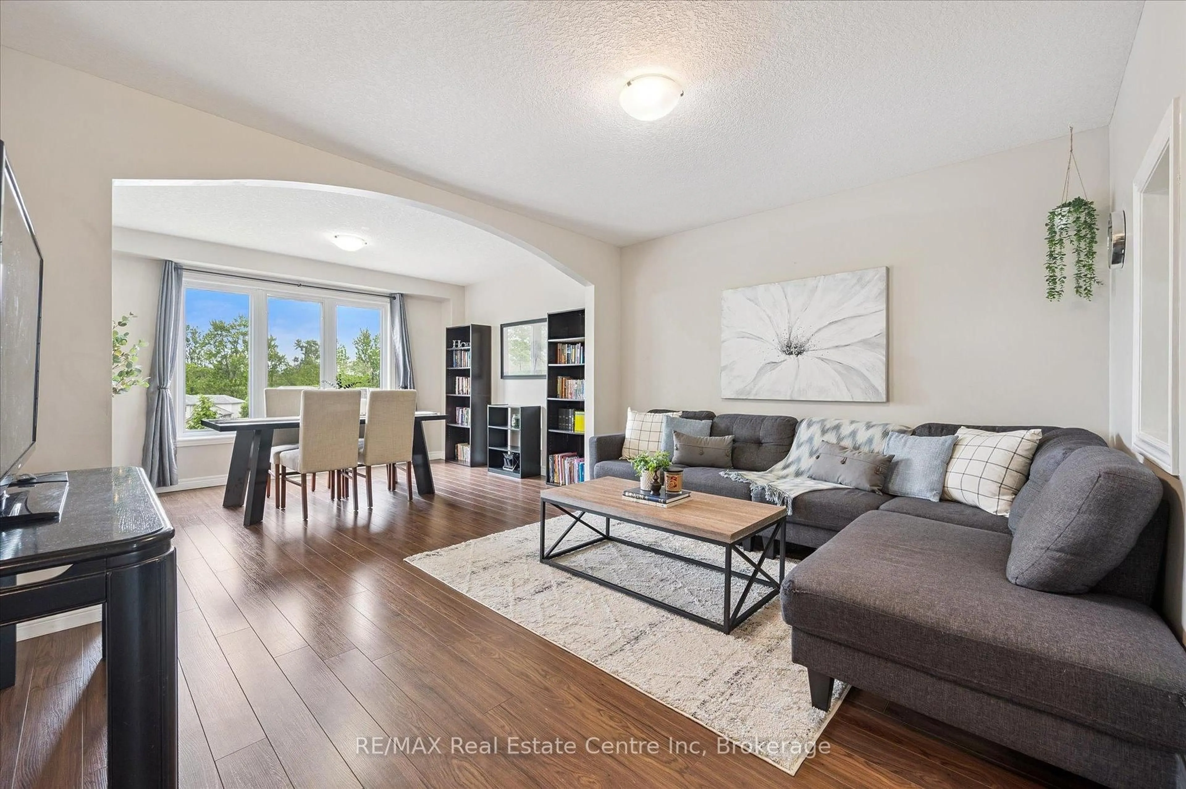 Living room with furniture, unknown for 266 Briarmeadow Dr, Kitchener Ontario N2A 4H5