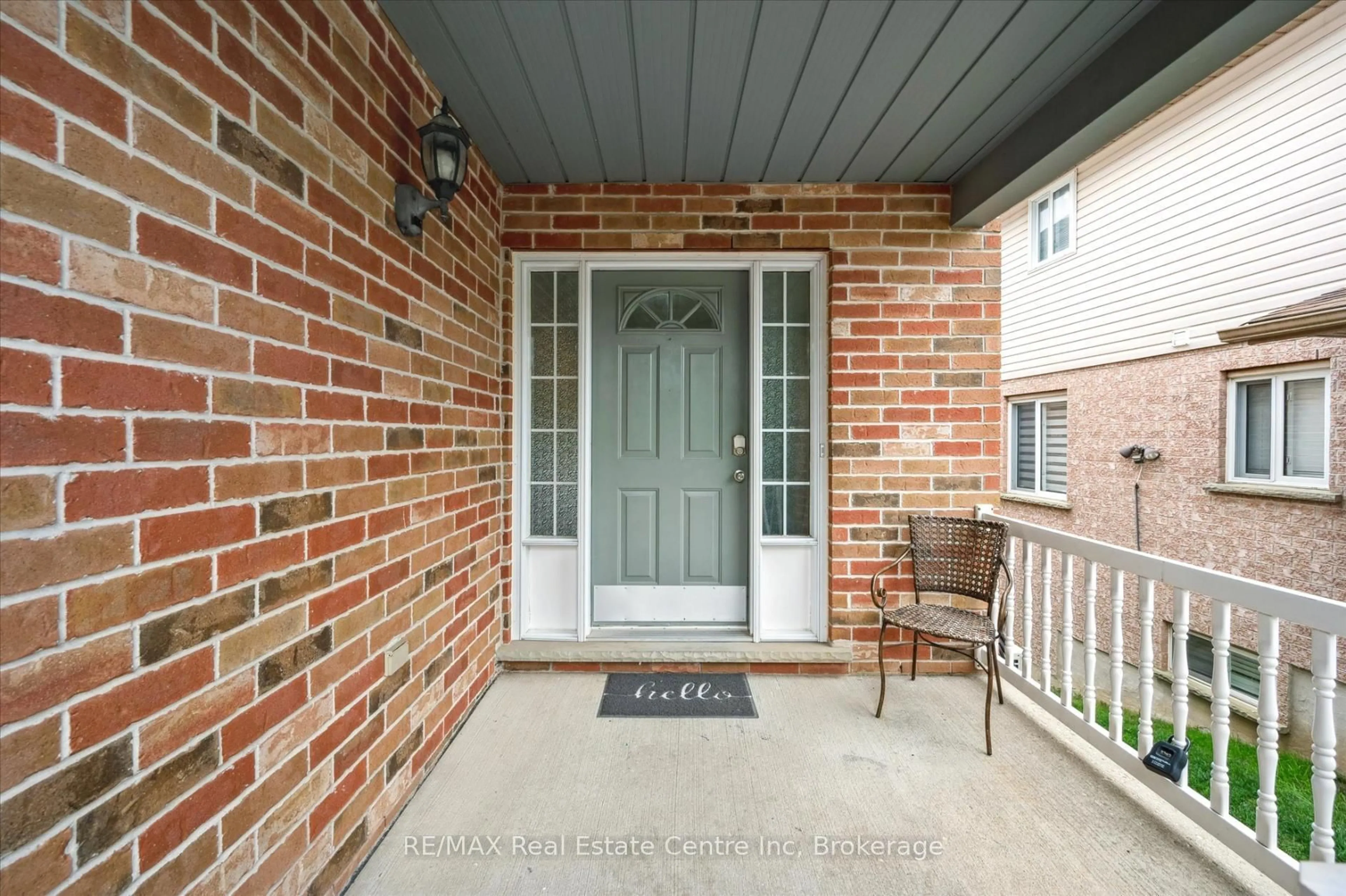 Patio, street for 266 Briarmeadow Dr, Kitchener Ontario N2A 4H5
