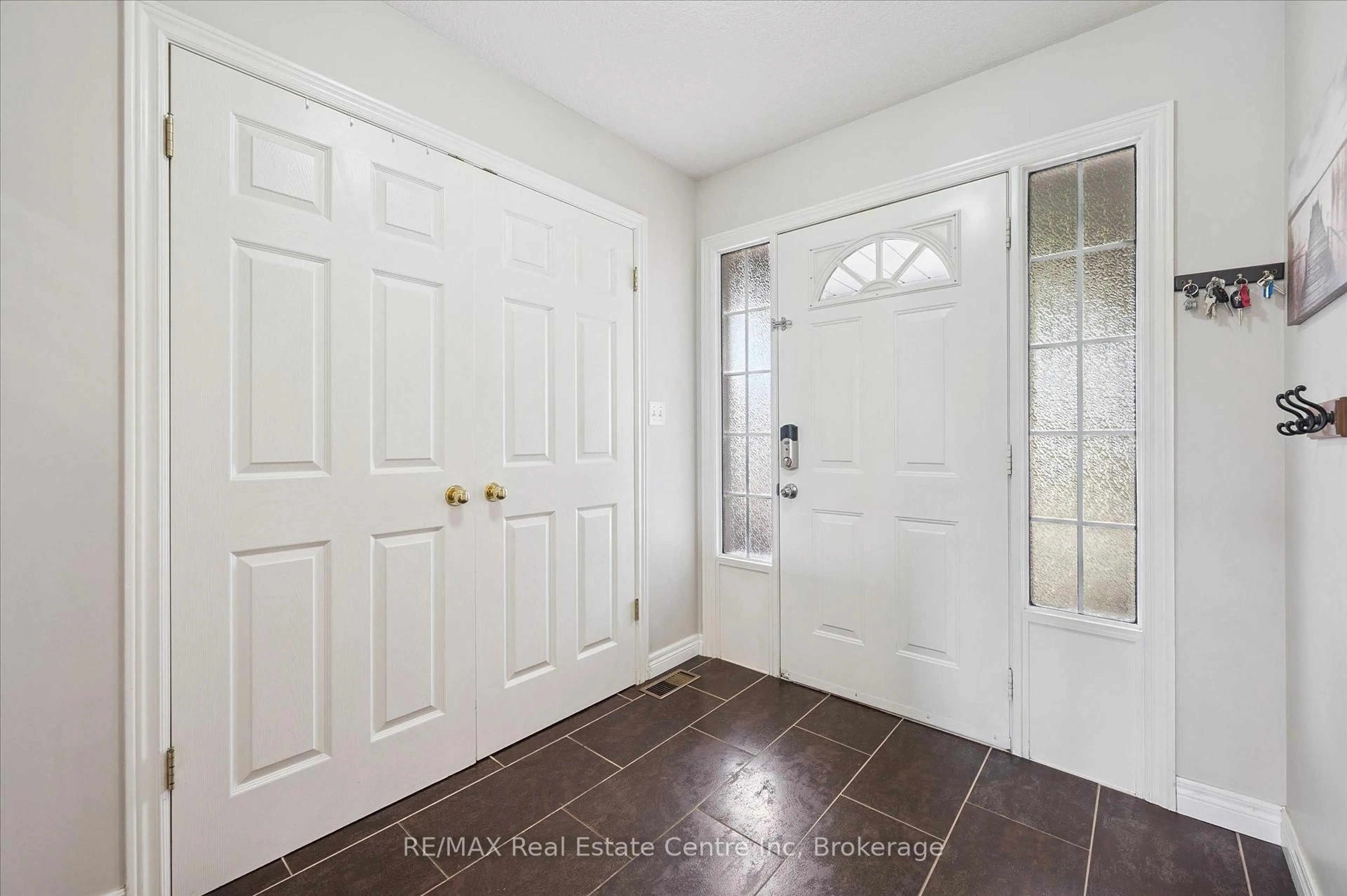 Indoor entryway for 266 Briarmeadow Dr, Kitchener Ontario N2A 4H5