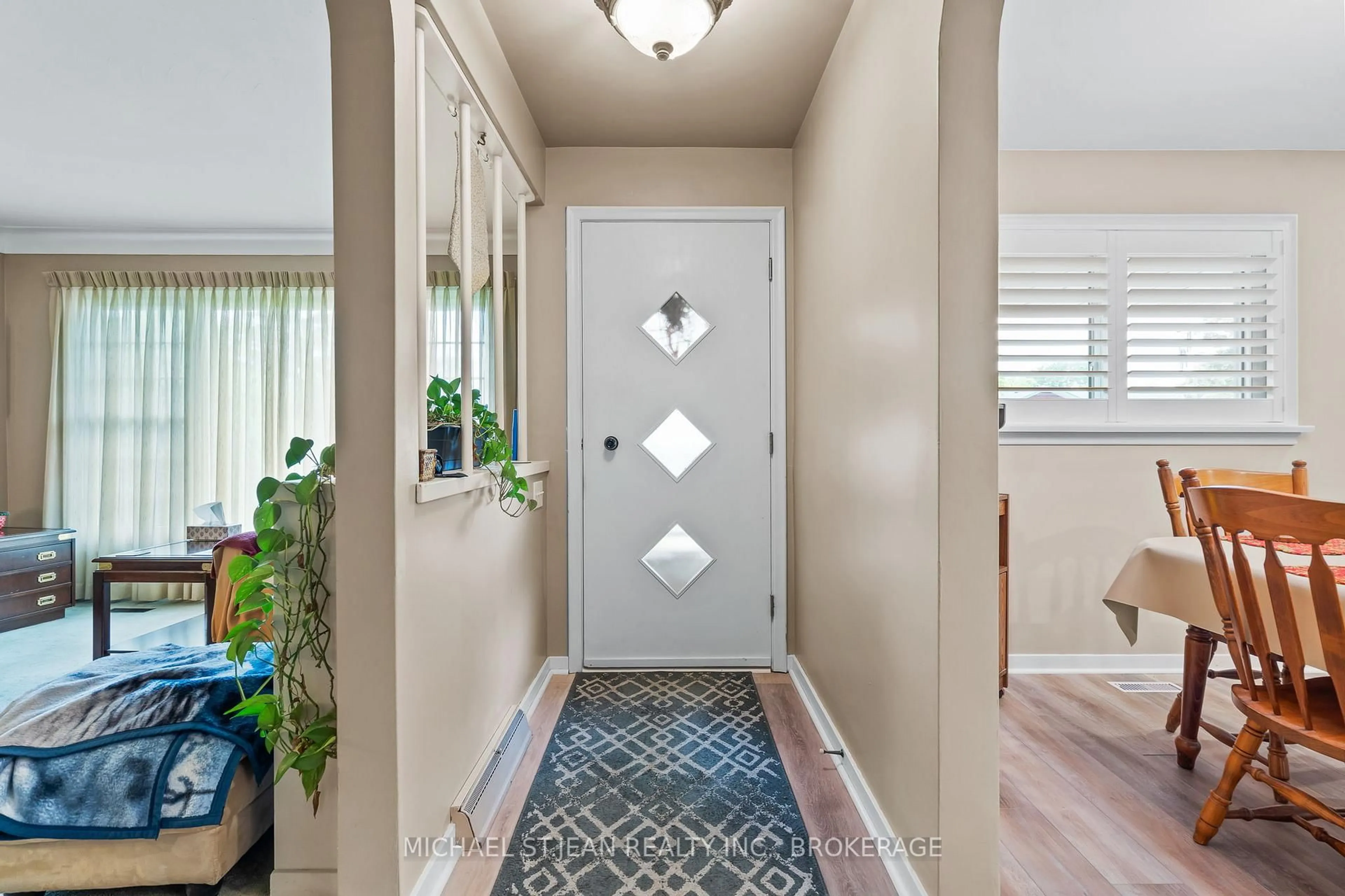 Indoor entryway for 3 McNab Dr, Welland Ontario L3C 2M7