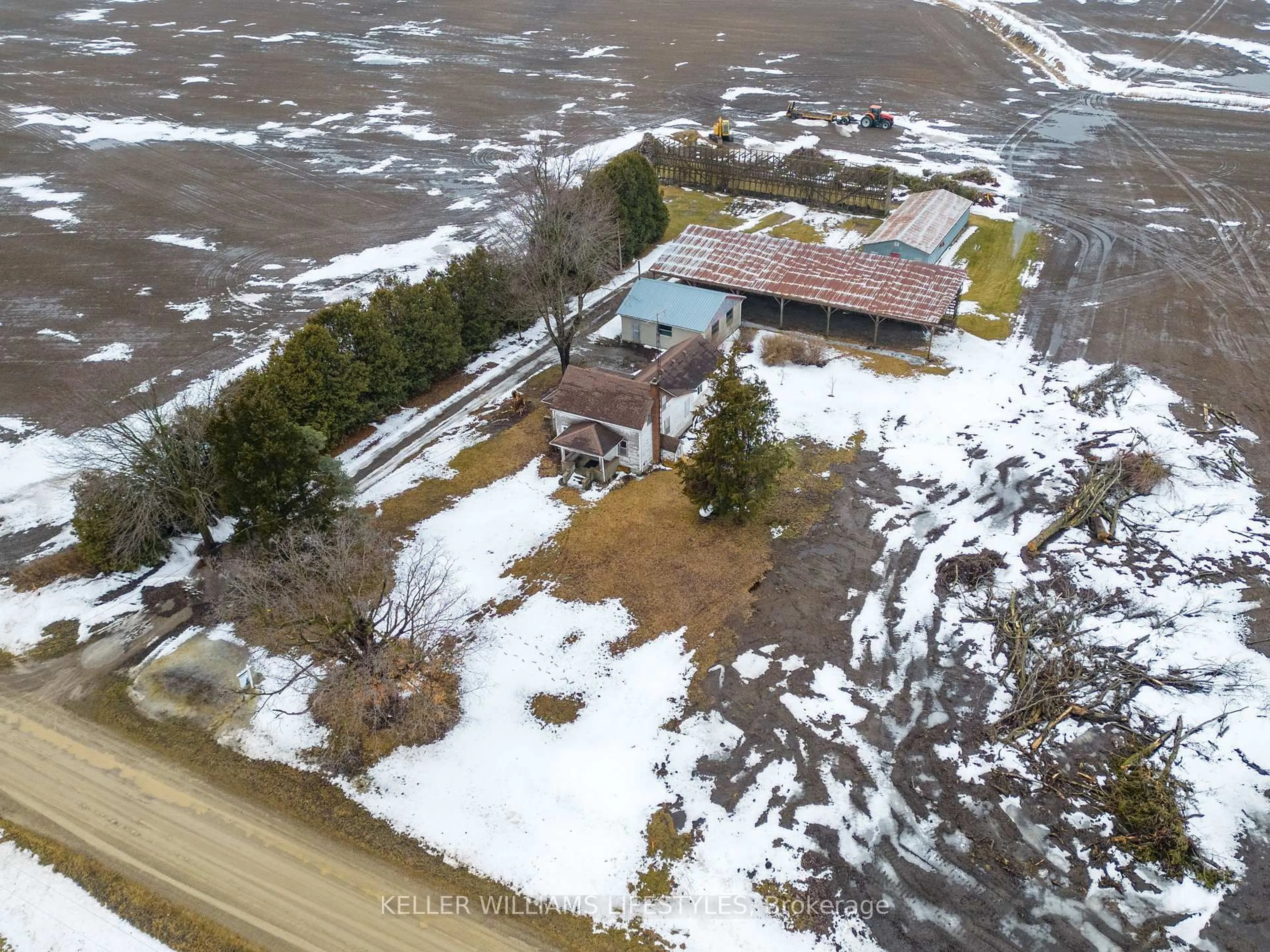 A pic from outside/outdoor area/front of a property/back of a property/a pic from drone, unknown for 29182 Zone Road 4 Rd, Chatham-Kent Ontario N0P 2K0
