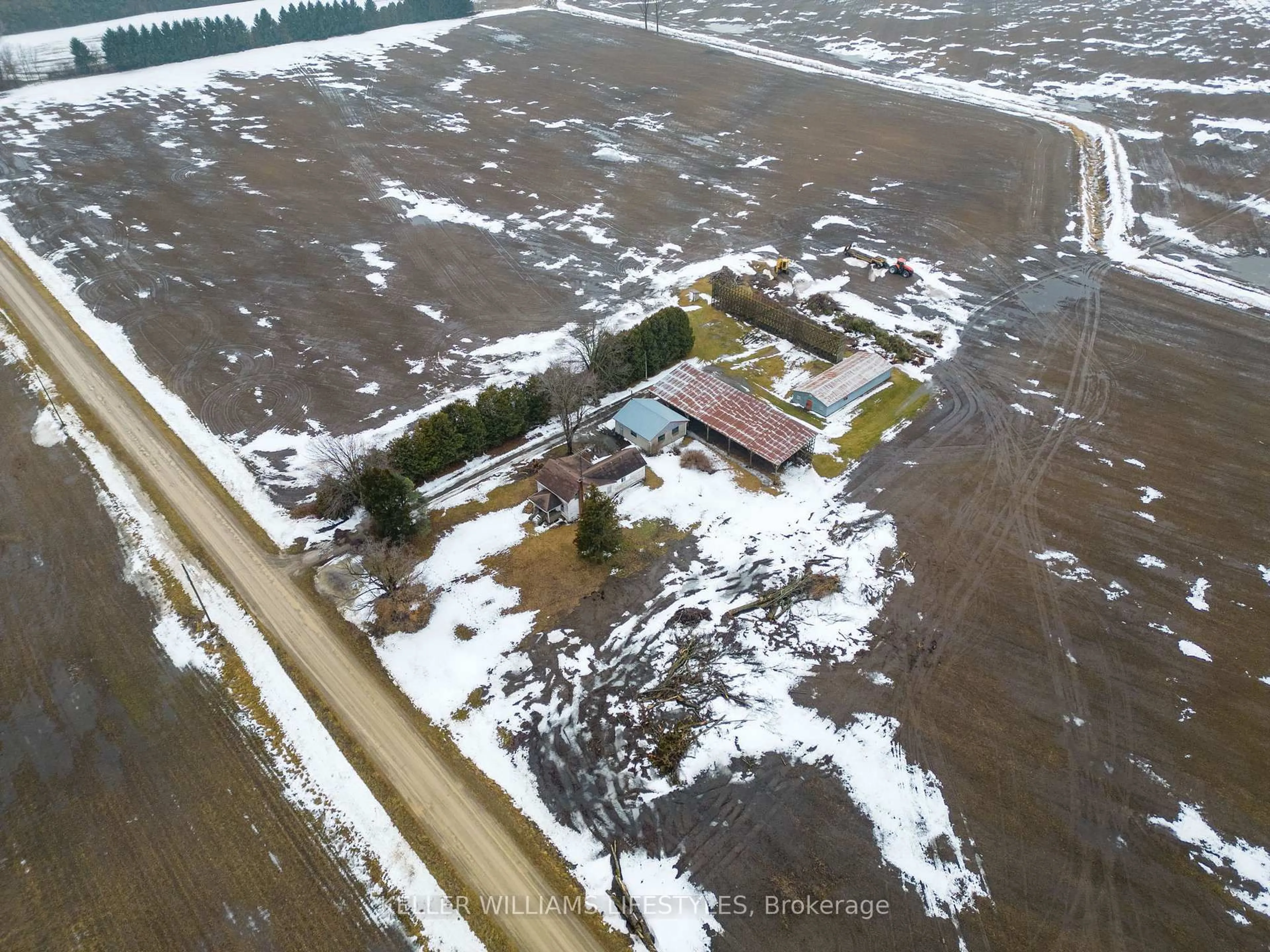 A pic from outside/outdoor area/front of a property/back of a property/a pic from drone, building for 29182 Zone Road 4 Rd, Chatham-Kent Ontario N0P 2K0