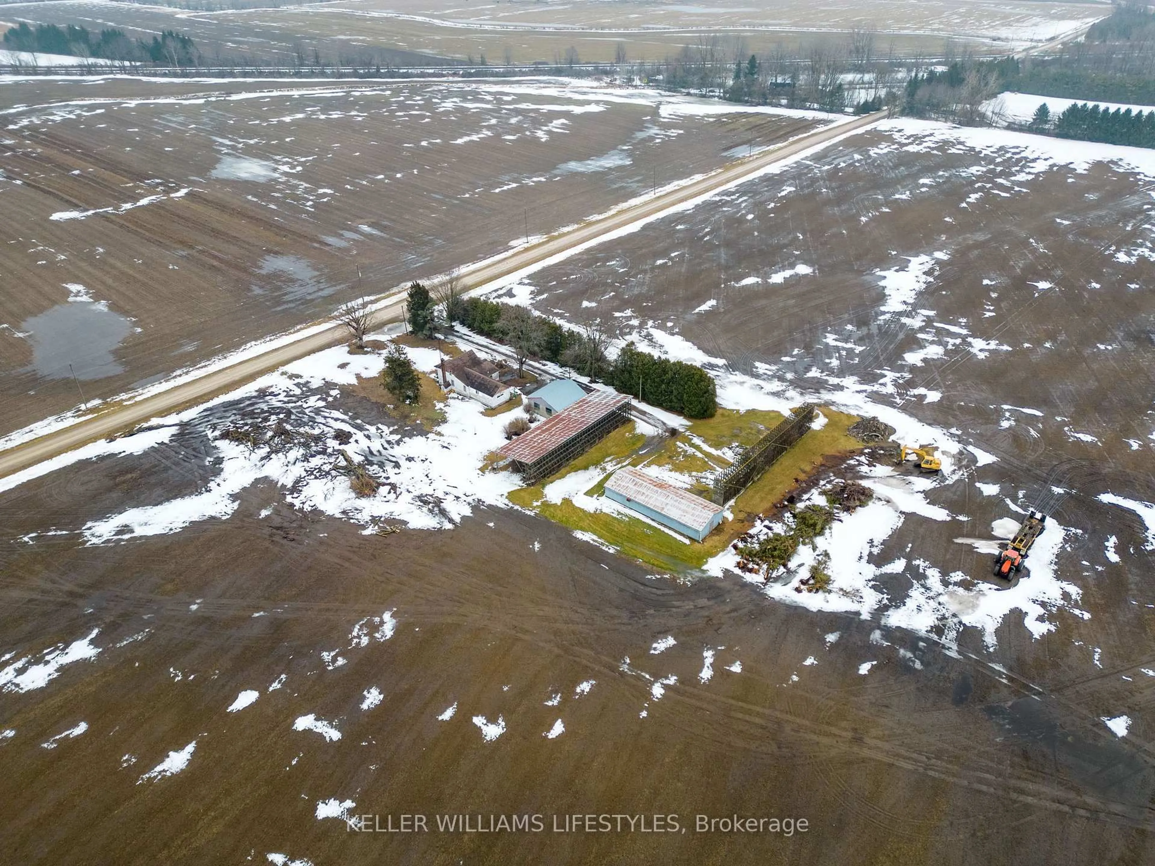 A pic from outside/outdoor area/front of a property/back of a property/a pic from drone, building for 29182 Zone Road 4 Rd, Chatham-Kent Ontario N0P 2K0
