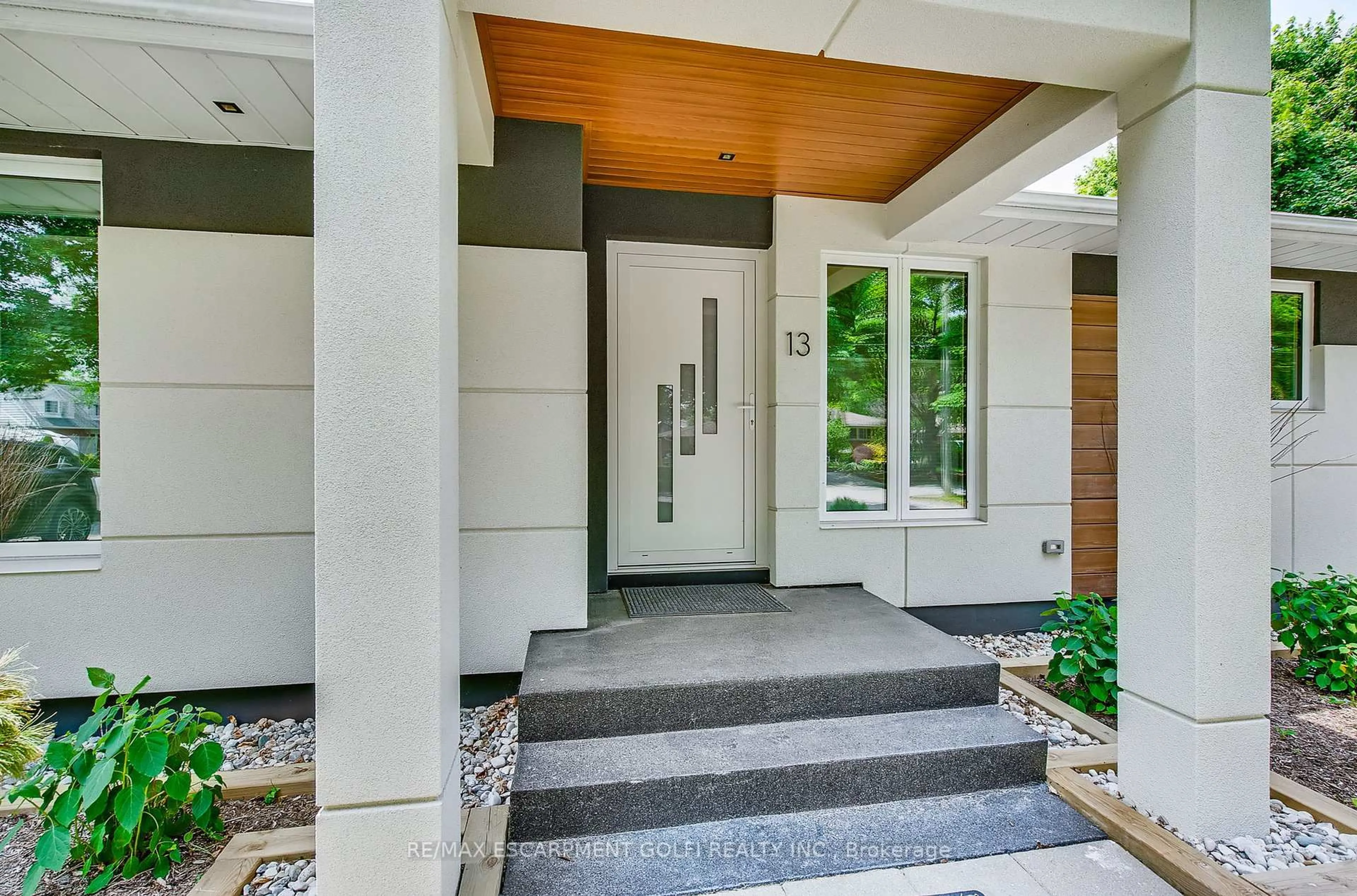 Indoor entryway for 13 Bishops Rd, St. Catharines Ontario L2M 1T8