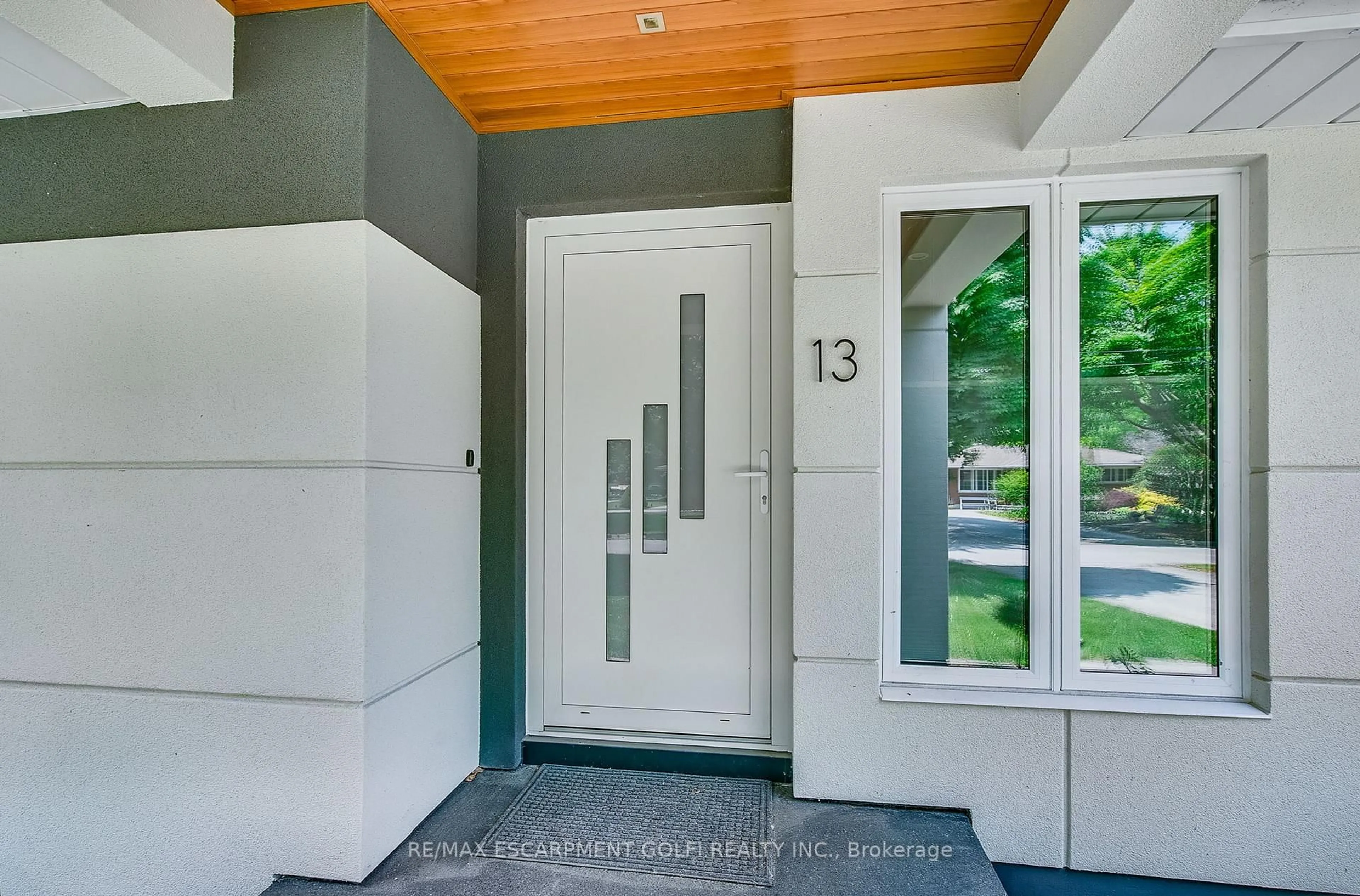 Indoor entryway for 13 Bishops Rd, St. Catharines Ontario L2M 1T8