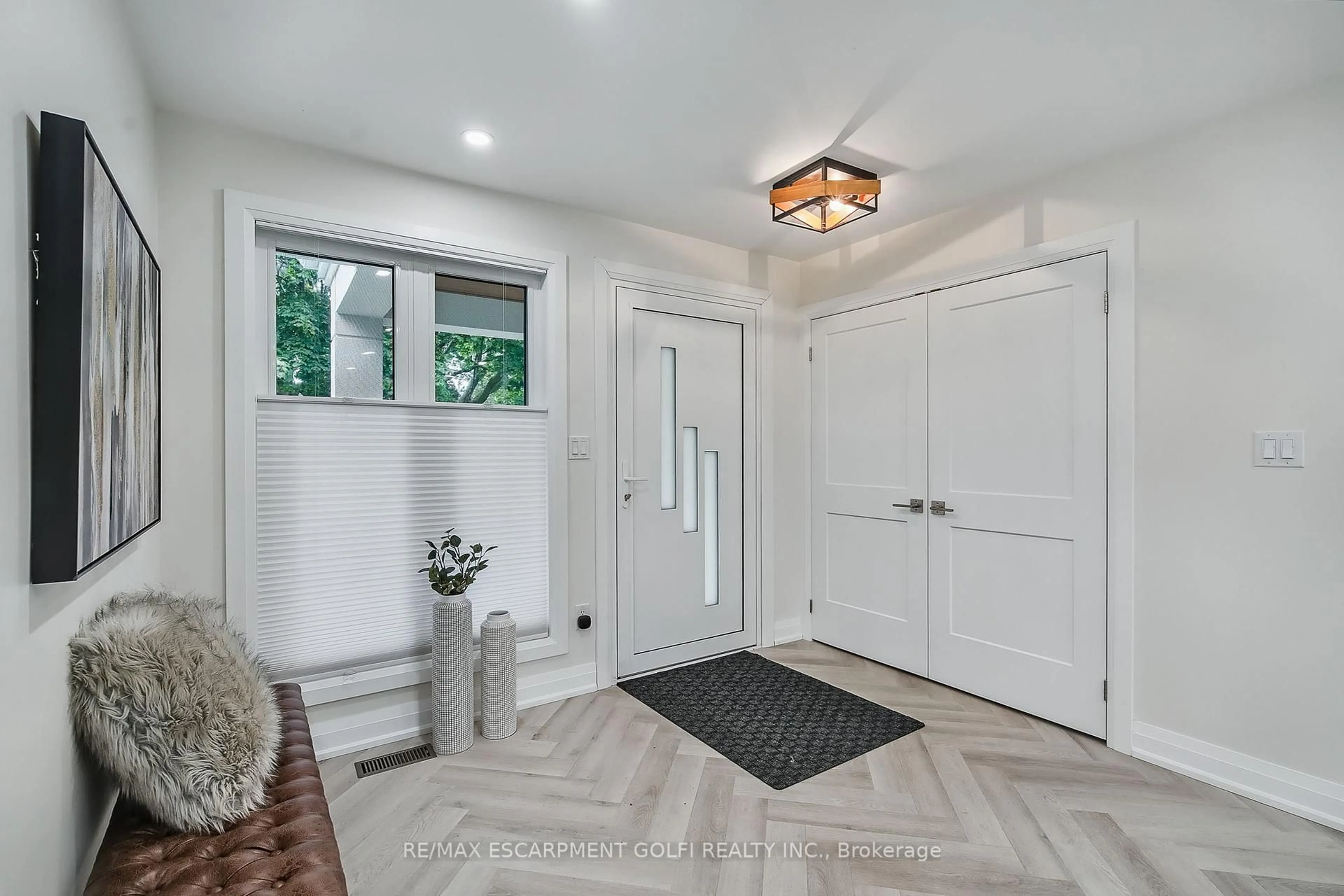 Indoor entryway for 13 Bishops Rd, St. Catharines Ontario L2M 1T8