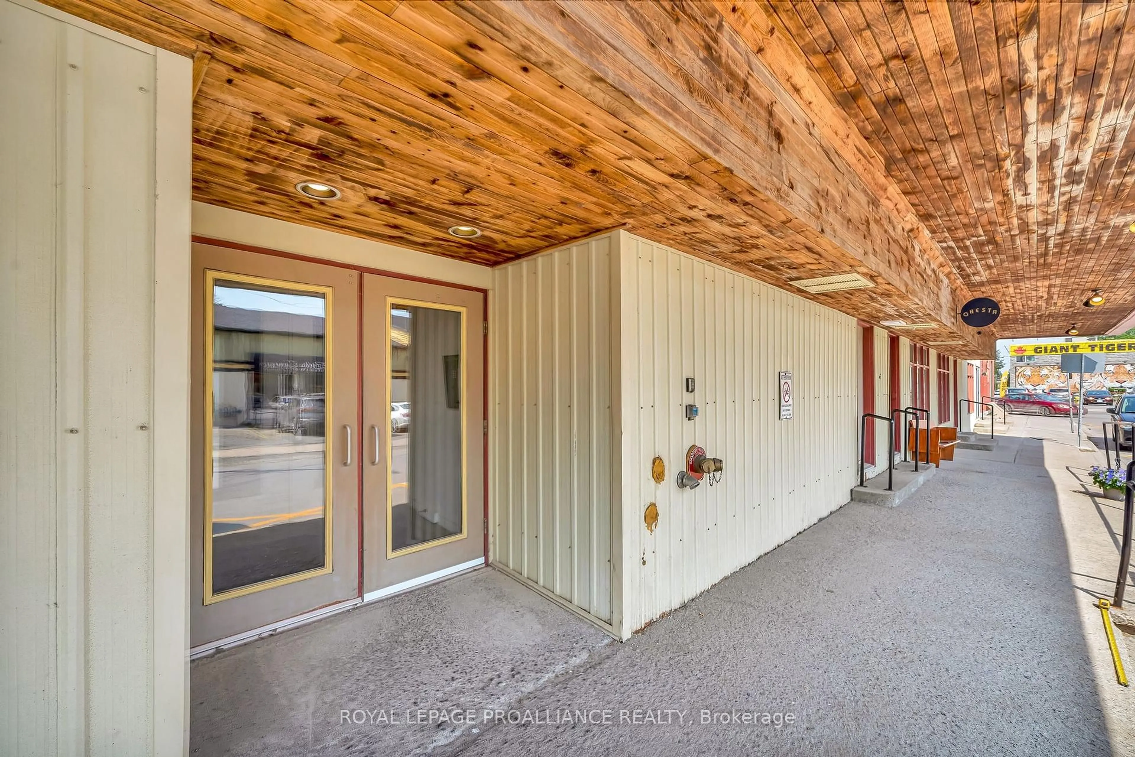 Indoor foyer for 172 Main St #302, Prince Edward County Ontario K0K 2T0