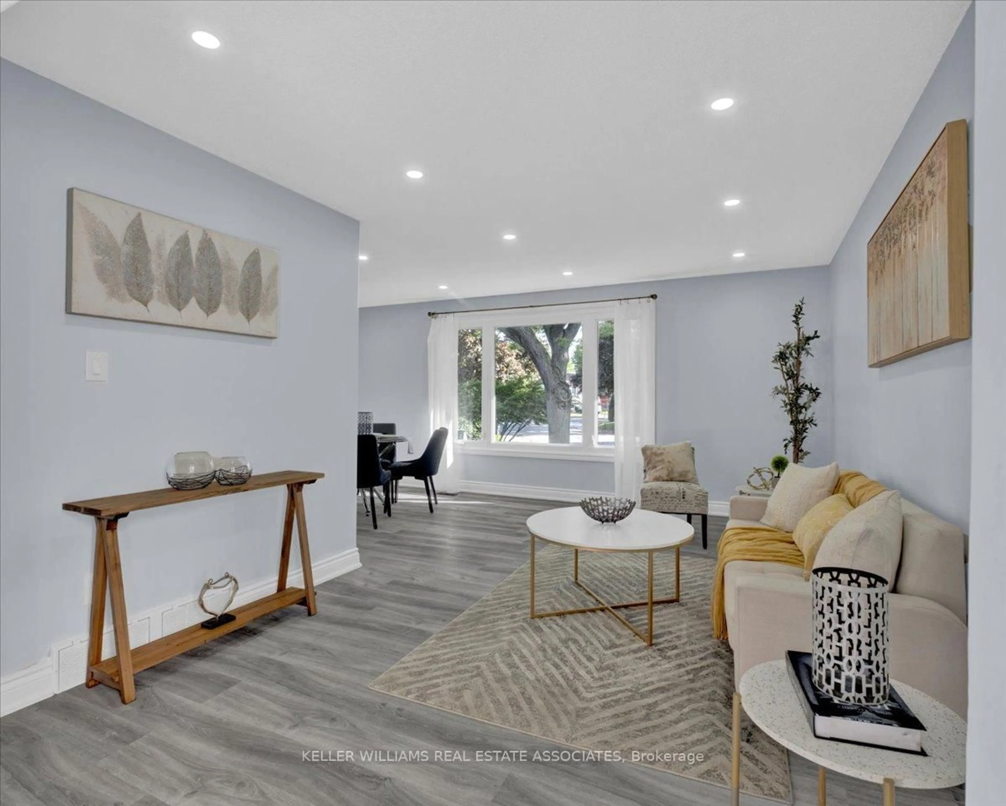 Living room with furniture, unknown for 9 Gafney Crt, Hamilton Ontario L9C 6N3