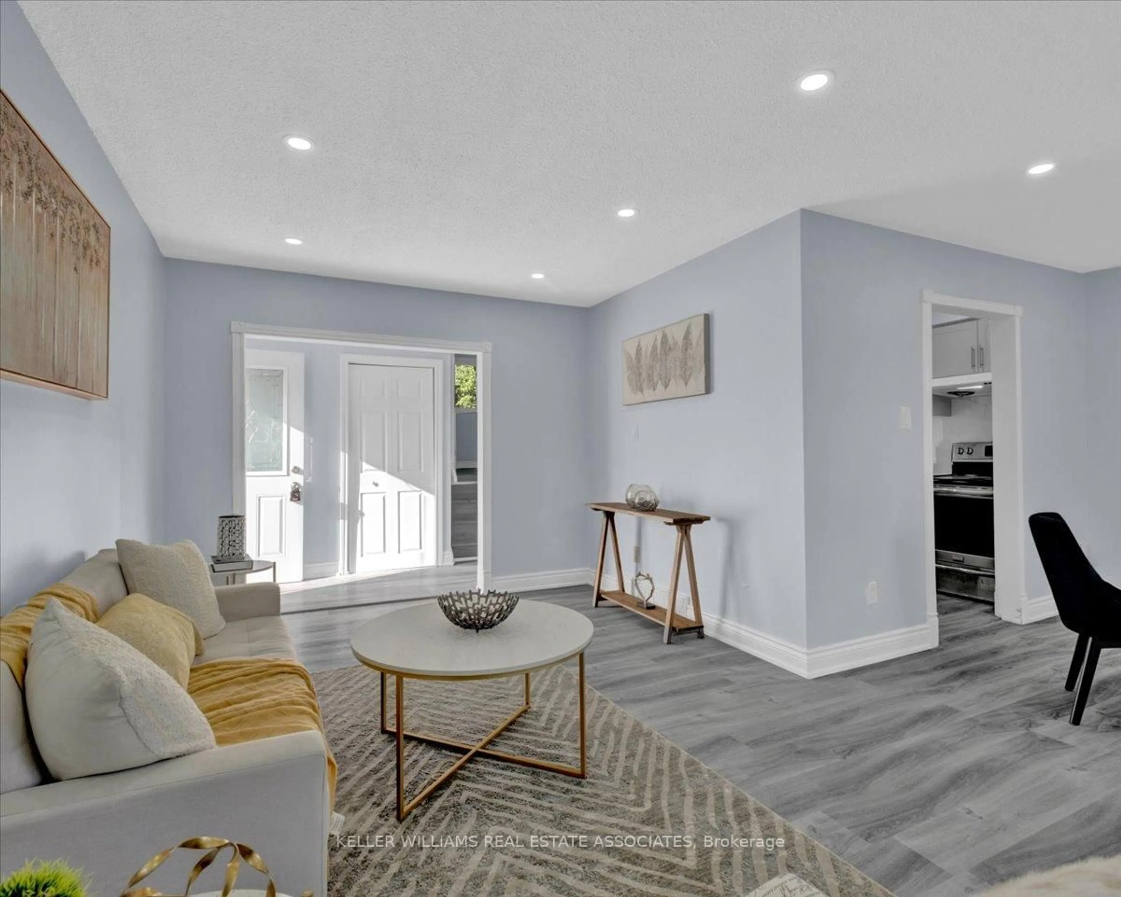 Living room with furniture, unknown for 9 Gafney Crt, Hamilton Ontario L9C 6N3