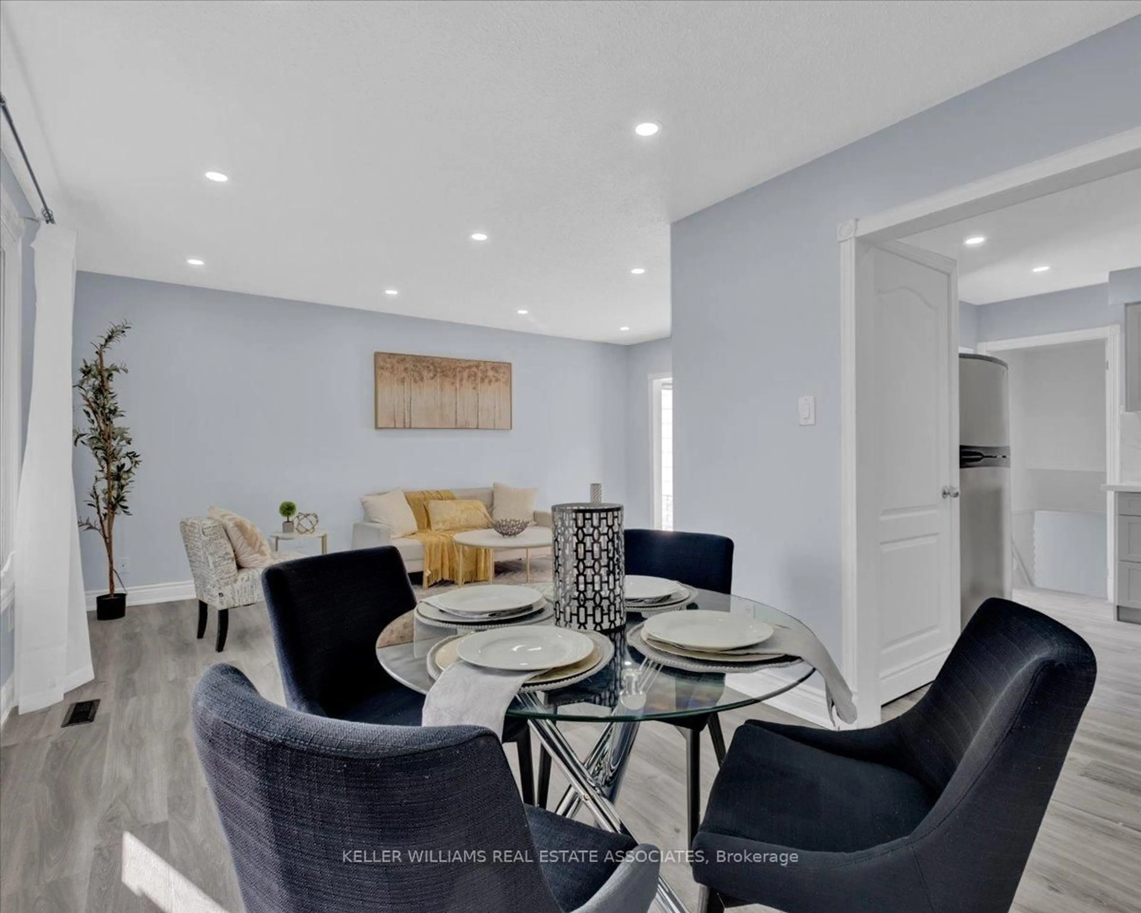 Living room with furniture, unknown for 9 Gafney Crt, Hamilton Ontario L9C 6N3