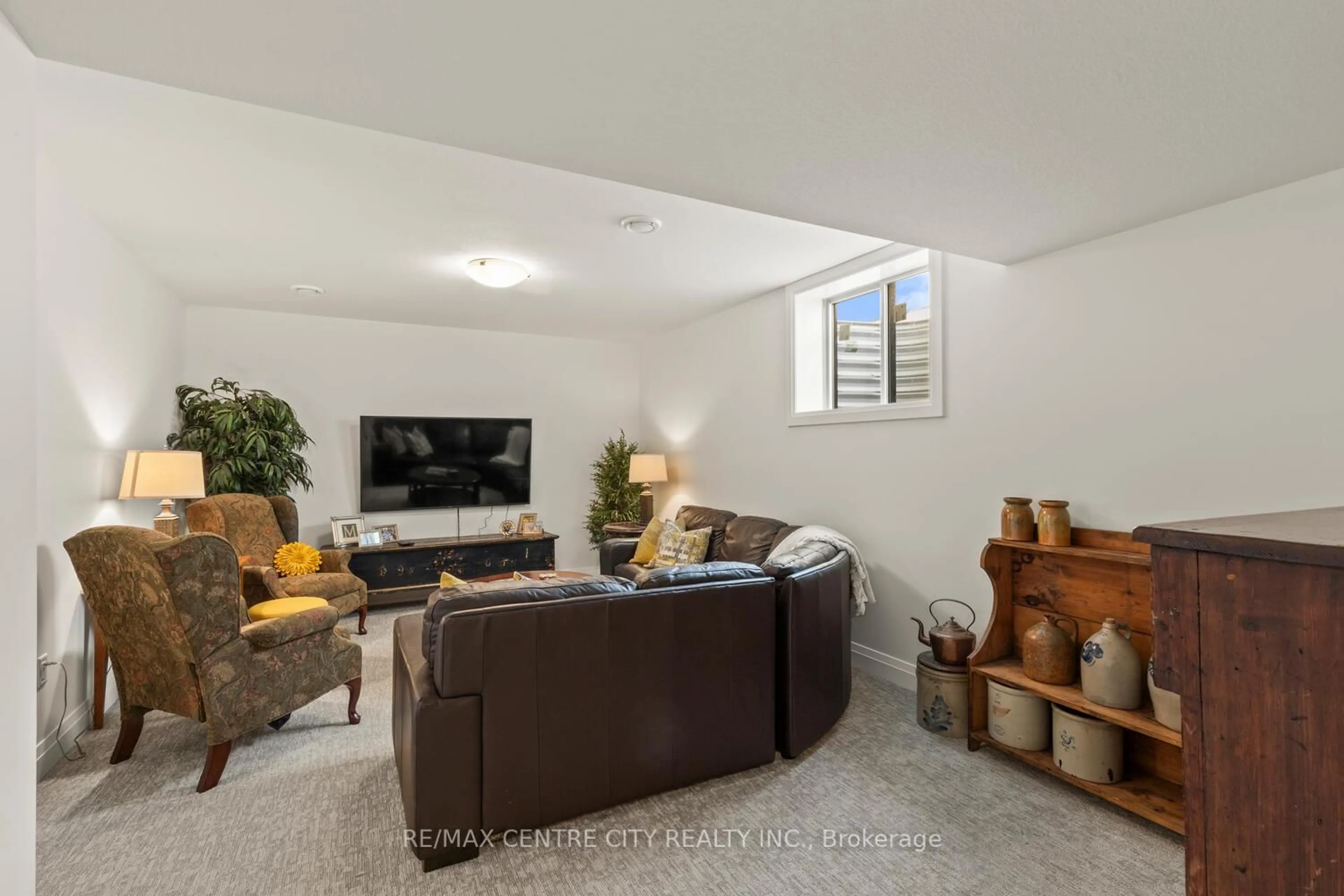 Unknown for 1894 Fountain Grass Dr, London South Ontario N6K 4P9