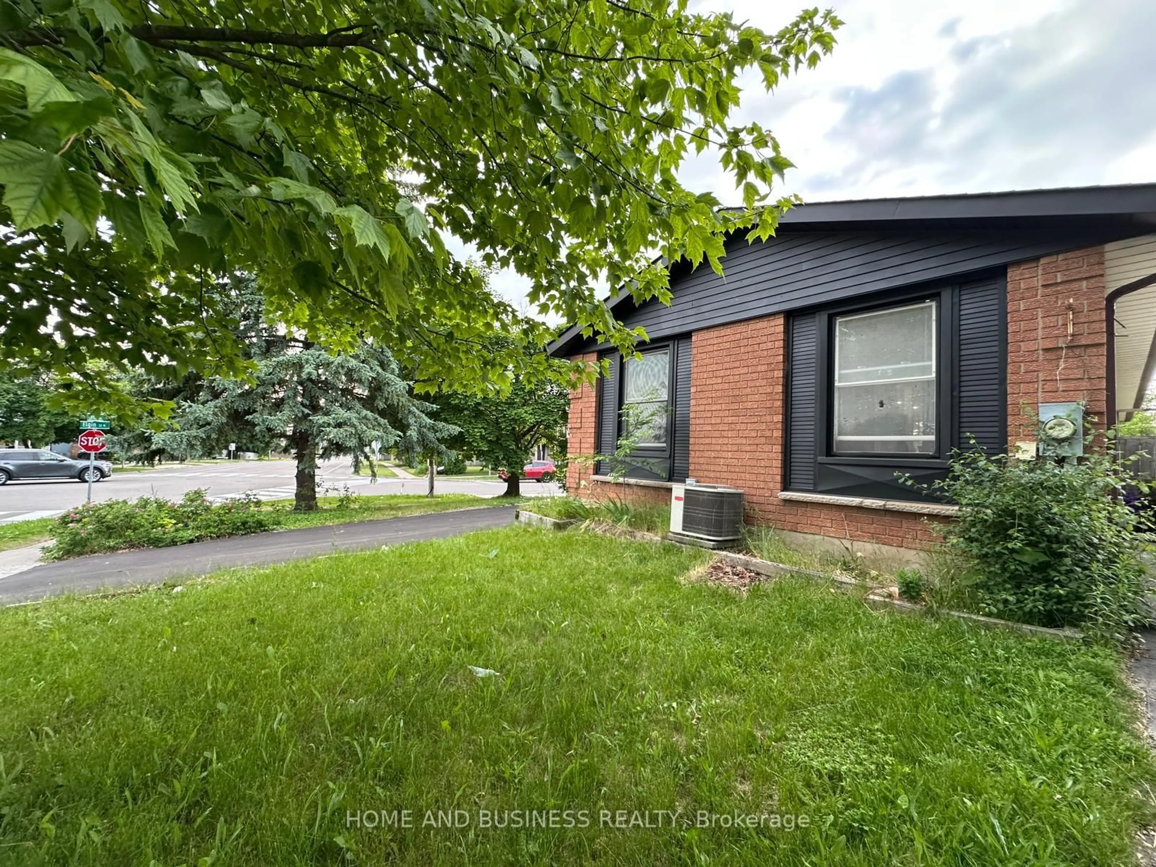 A pic from outside/outdoor area/front of a property/back of a property/a pic from drone, street for 162 Carter Cres, Cambridge Ontario N1R 6A9
