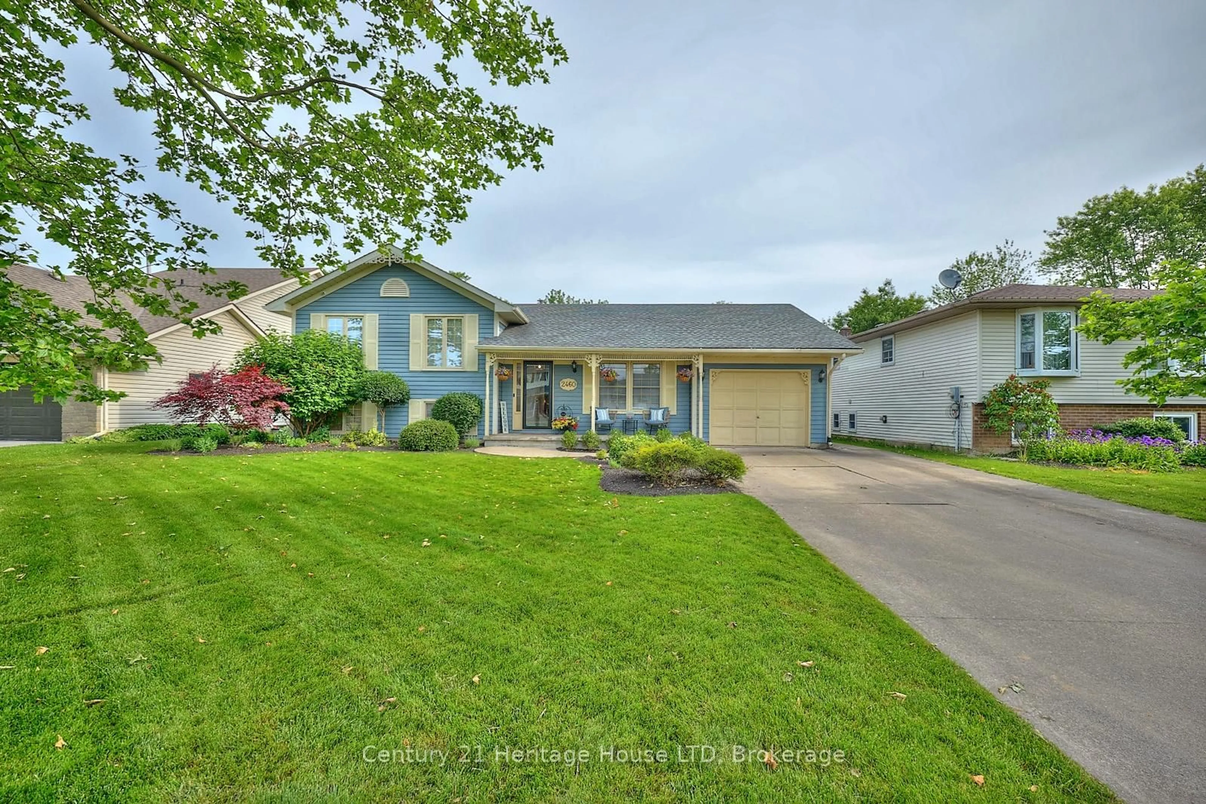 Home with vinyl exterior material, street for 2460 Coral Ave, Fort Erie Ontario L0S 1S0
