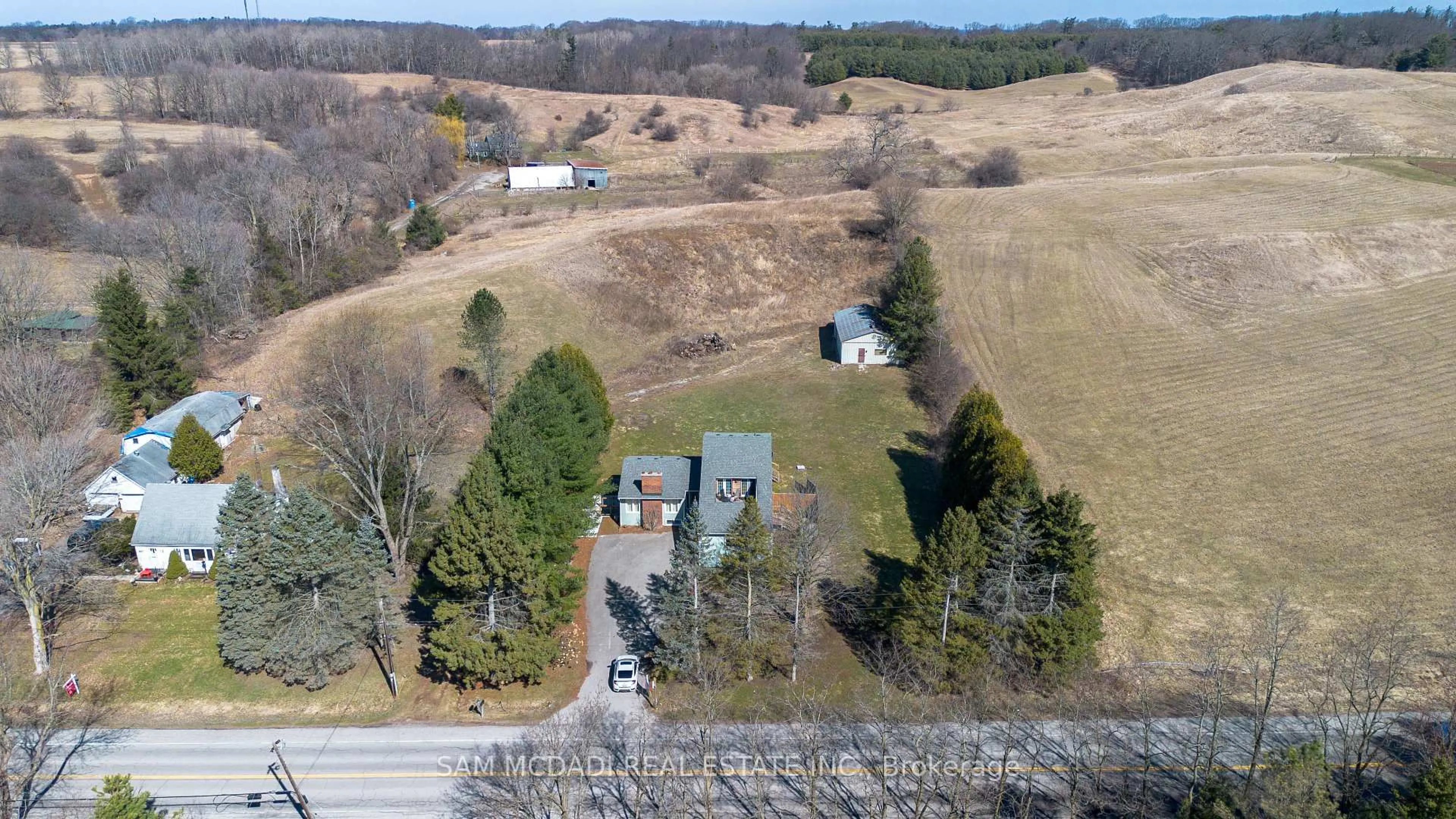 A pic from outside/outdoor area/front of a property/back of a property/a pic from drone, unknown for 855 Jerseyville Rd, Hamilton Ontario L0R 1R0