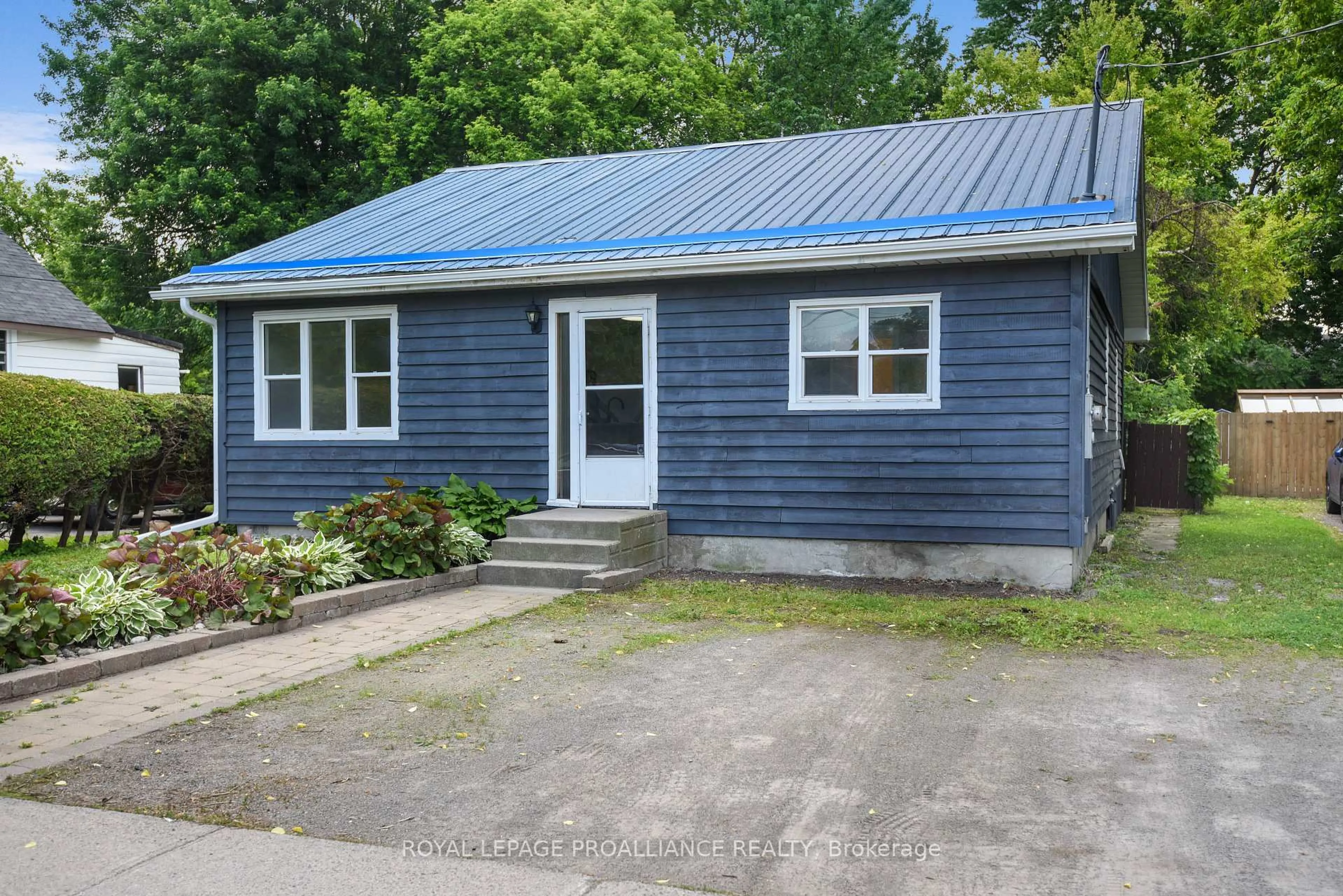 Home with vinyl exterior material, street for 11 Broadway Ave, Brockville Ontario K6V 1T9