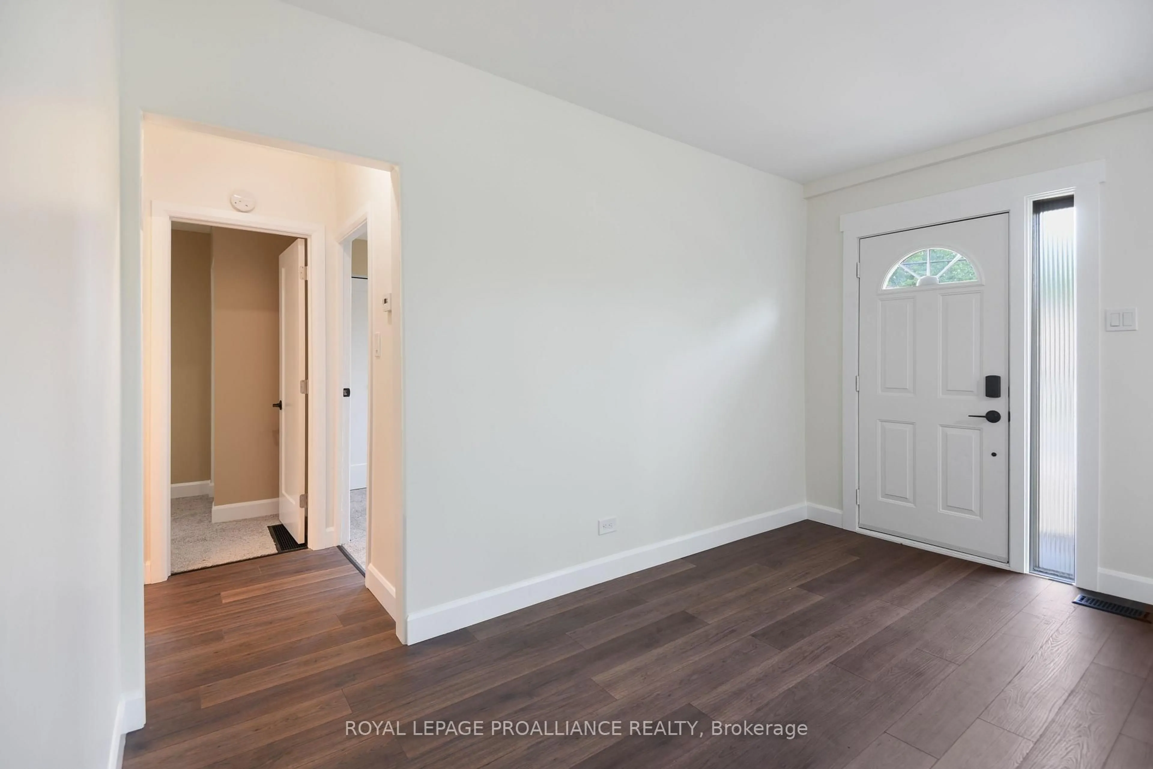 Indoor entryway for 11 Broadway Ave, Brockville Ontario K6V 1T9