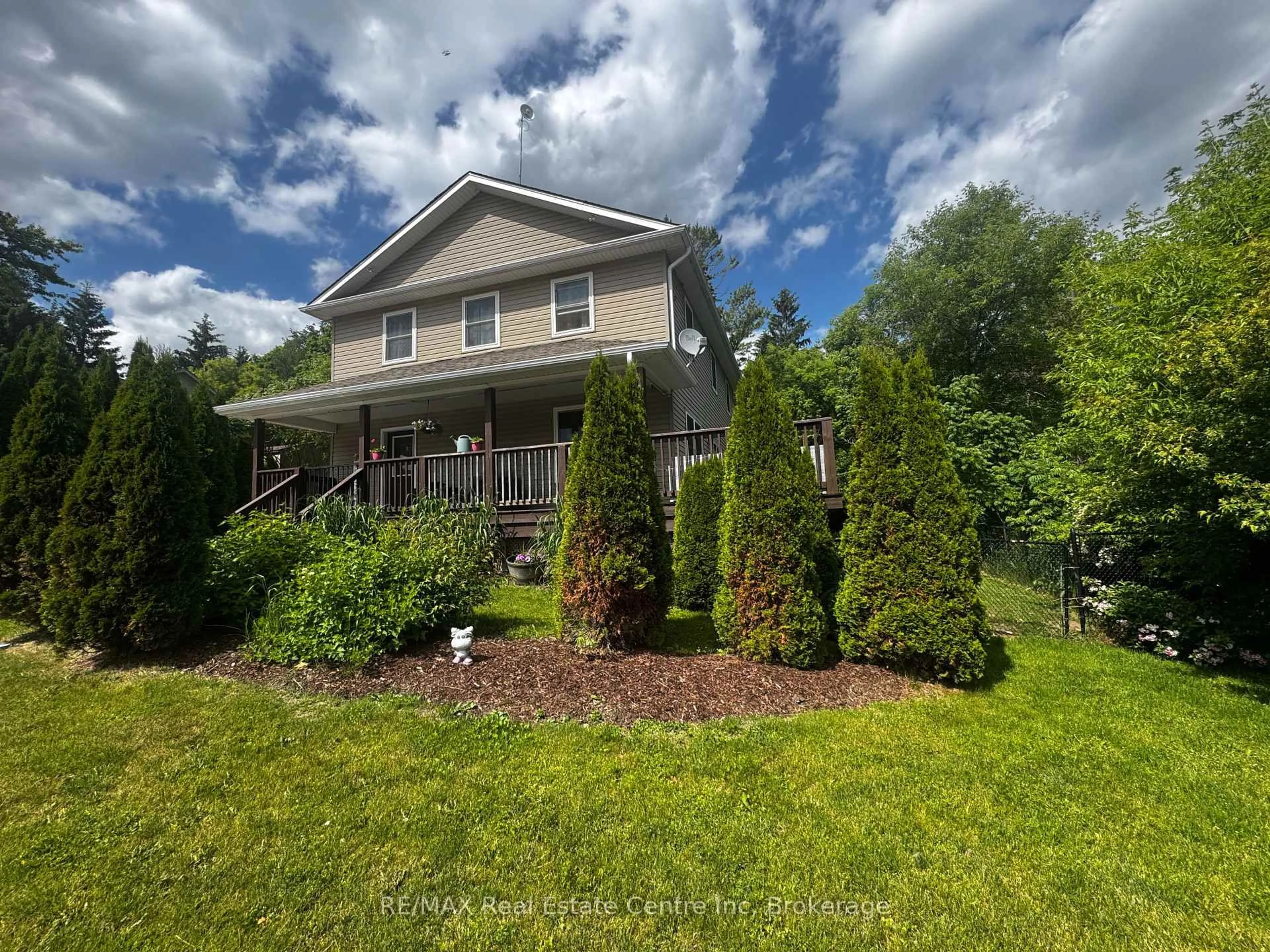 A pic from outside/outdoor area/front of a property/back of a property/a pic from drone, unknown for 49 North Broadway St, Centre Wellington Ontario N0B 1J0