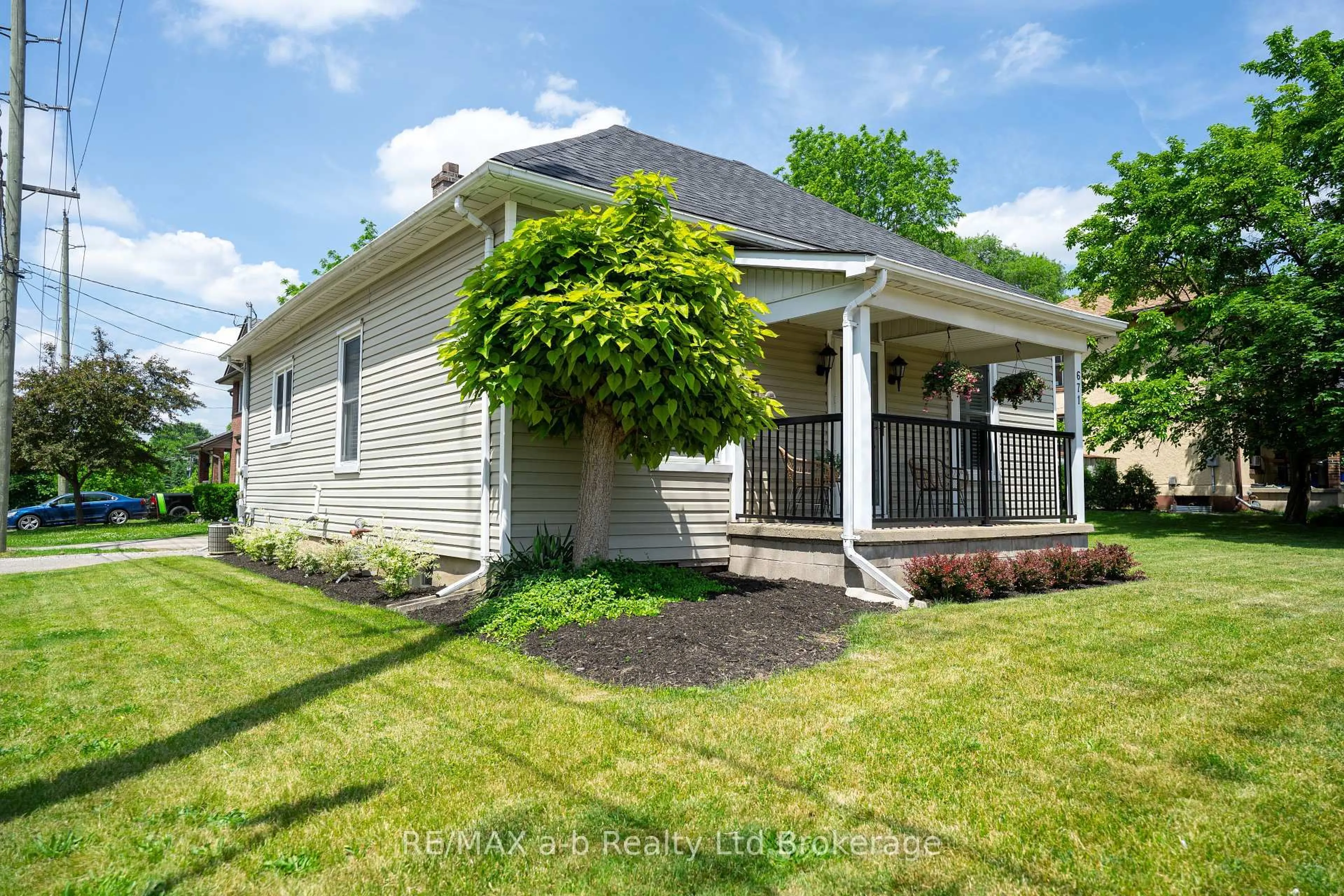 Home with vinyl exterior material, street for 671 Henry St, Woodstock Ontario N4S 1Y2