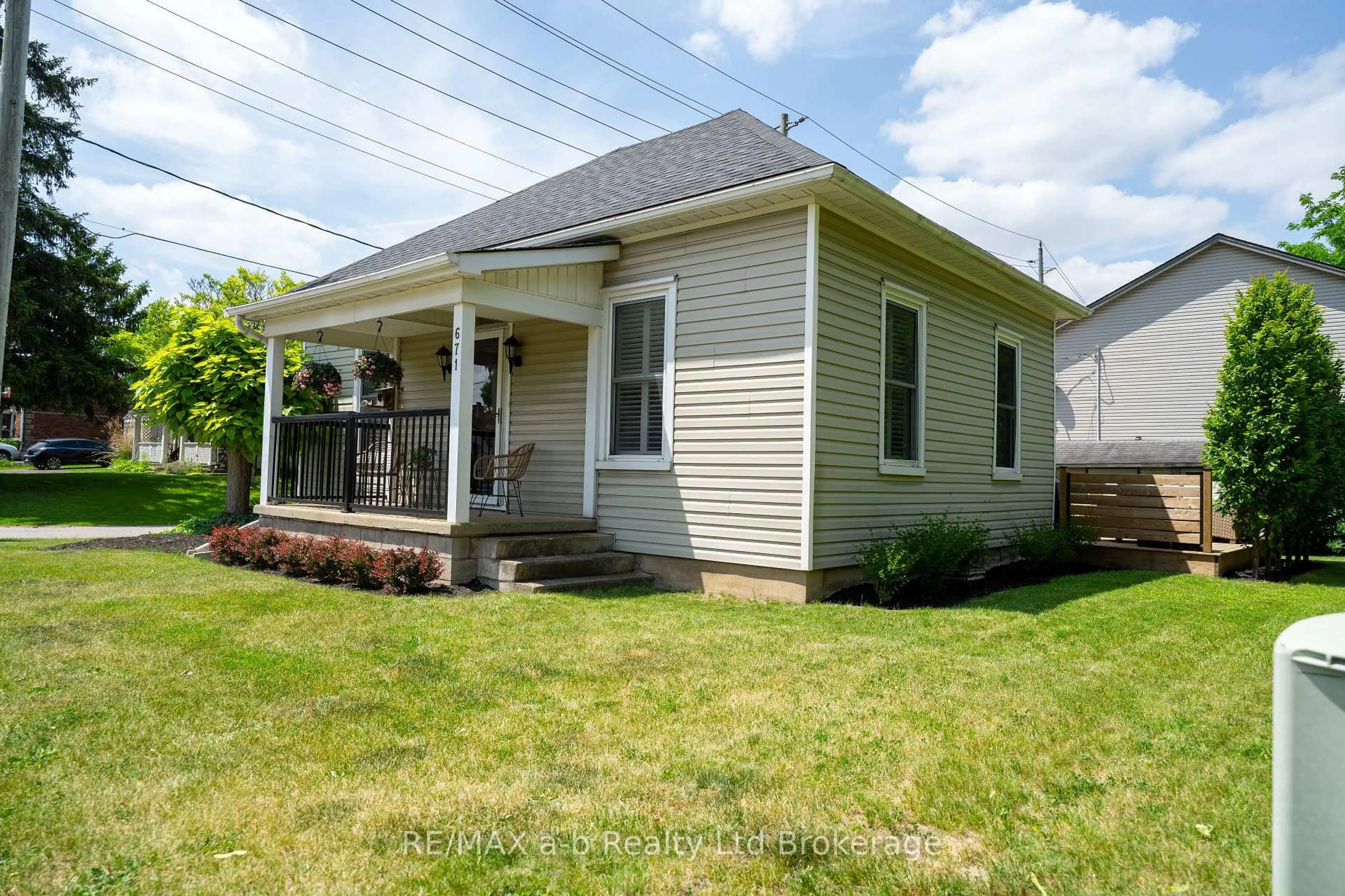 Home with vinyl exterior material, street for 671 Henry St, Woodstock Ontario N4S 1Y2