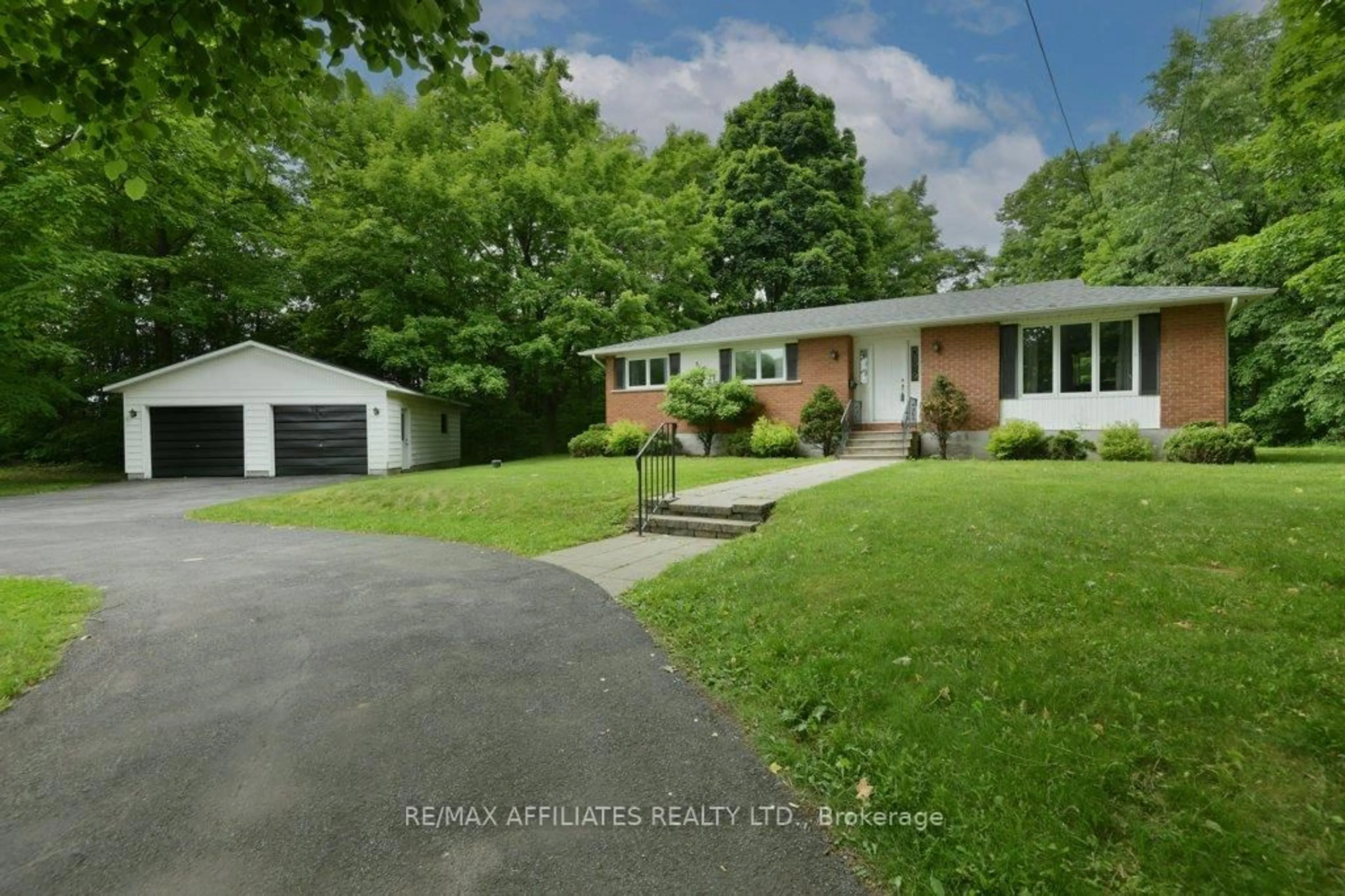 A pic from outside/outdoor area/front of a property/back of a property/a pic from drone, street for 515 Bridge St, Carleton Place Ontario K7C 3J3