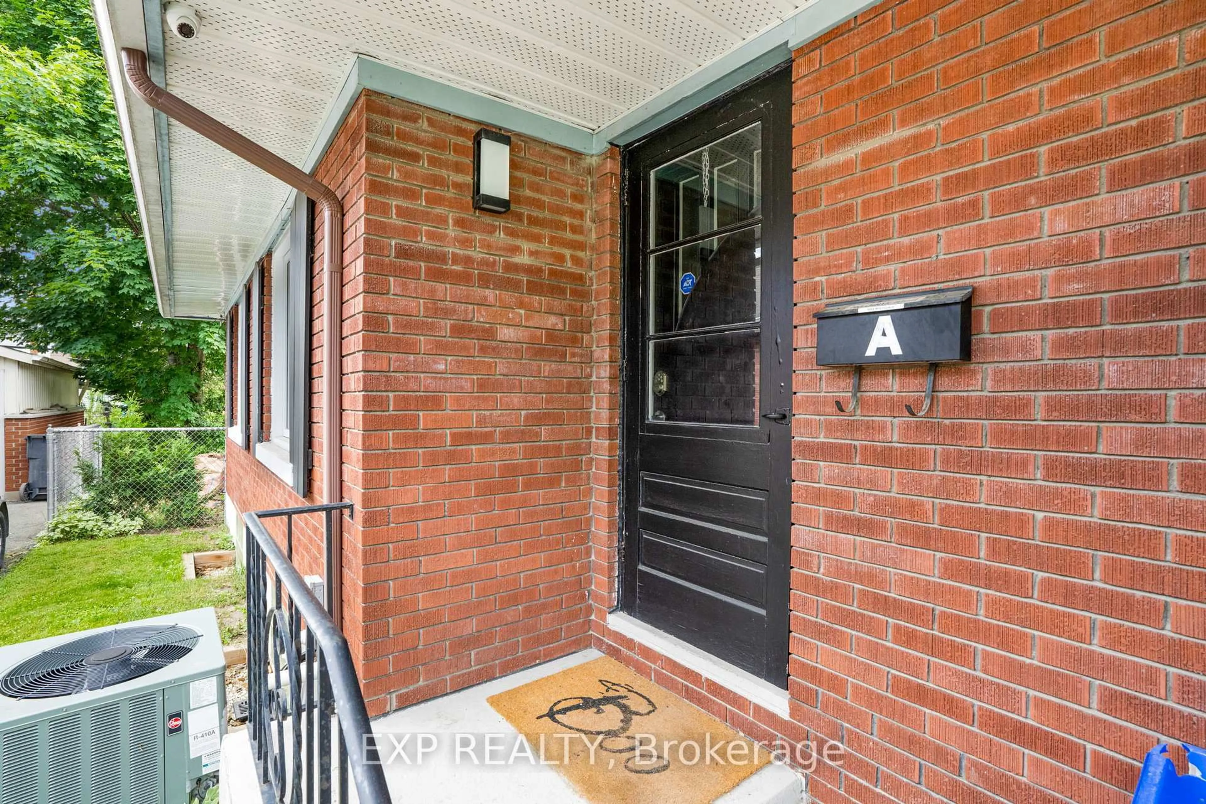 Indoor entryway for 494 Wolffdale Cres, Ottawa Ontario K1K 1N5