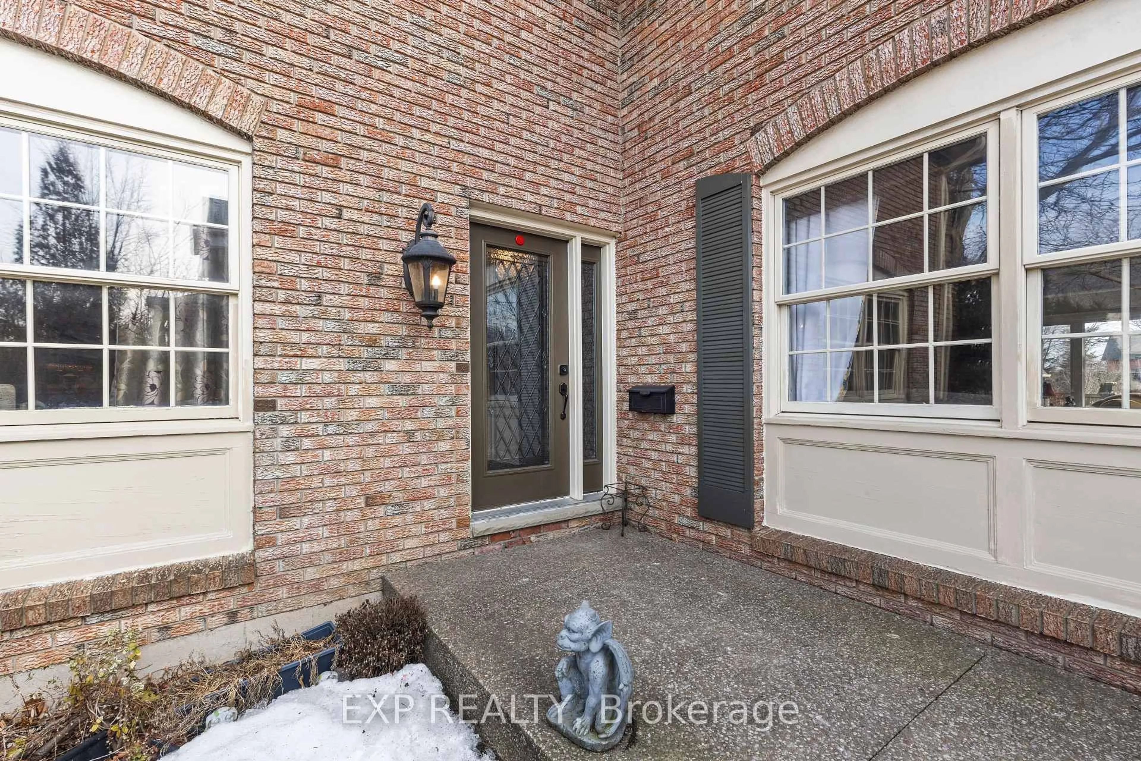 Indoor entryway for 211 Merritt St, Welland Ontario L3C 4T8