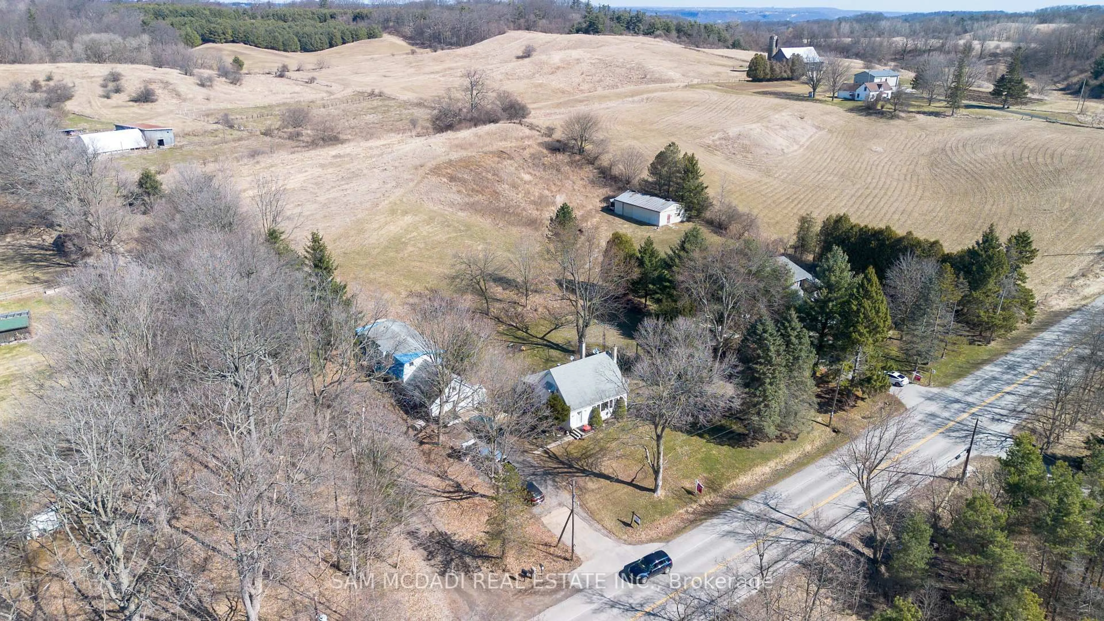 A pic from outside/outdoor area/front of a property/back of a property/a pic from drone, unknown for 867 Jerseyville Rd, Hamilton Ontario L0R 1R0