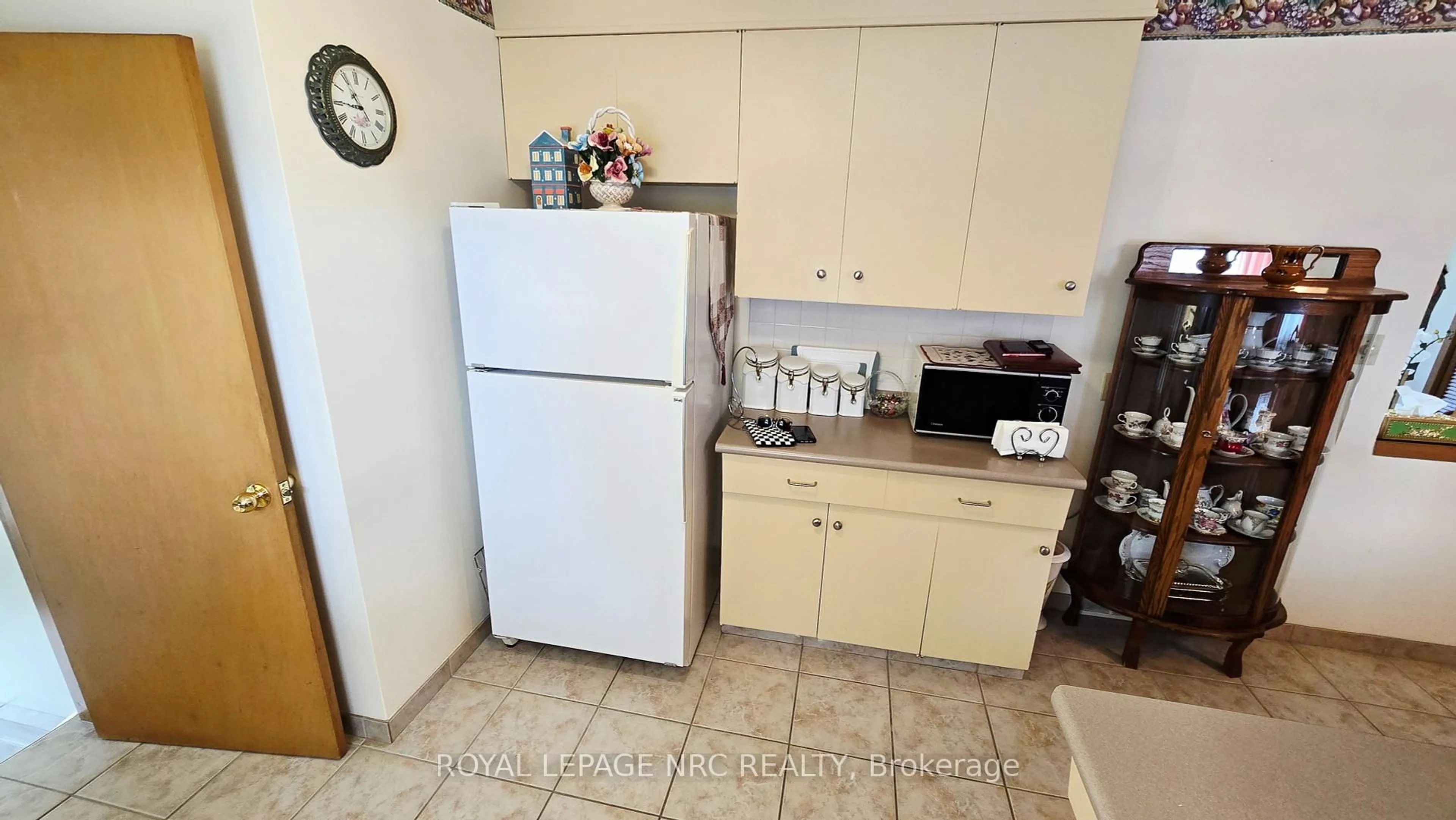 Standard kitchen, unknown for 122 Wellington St, Welland Ontario L3B 1B3