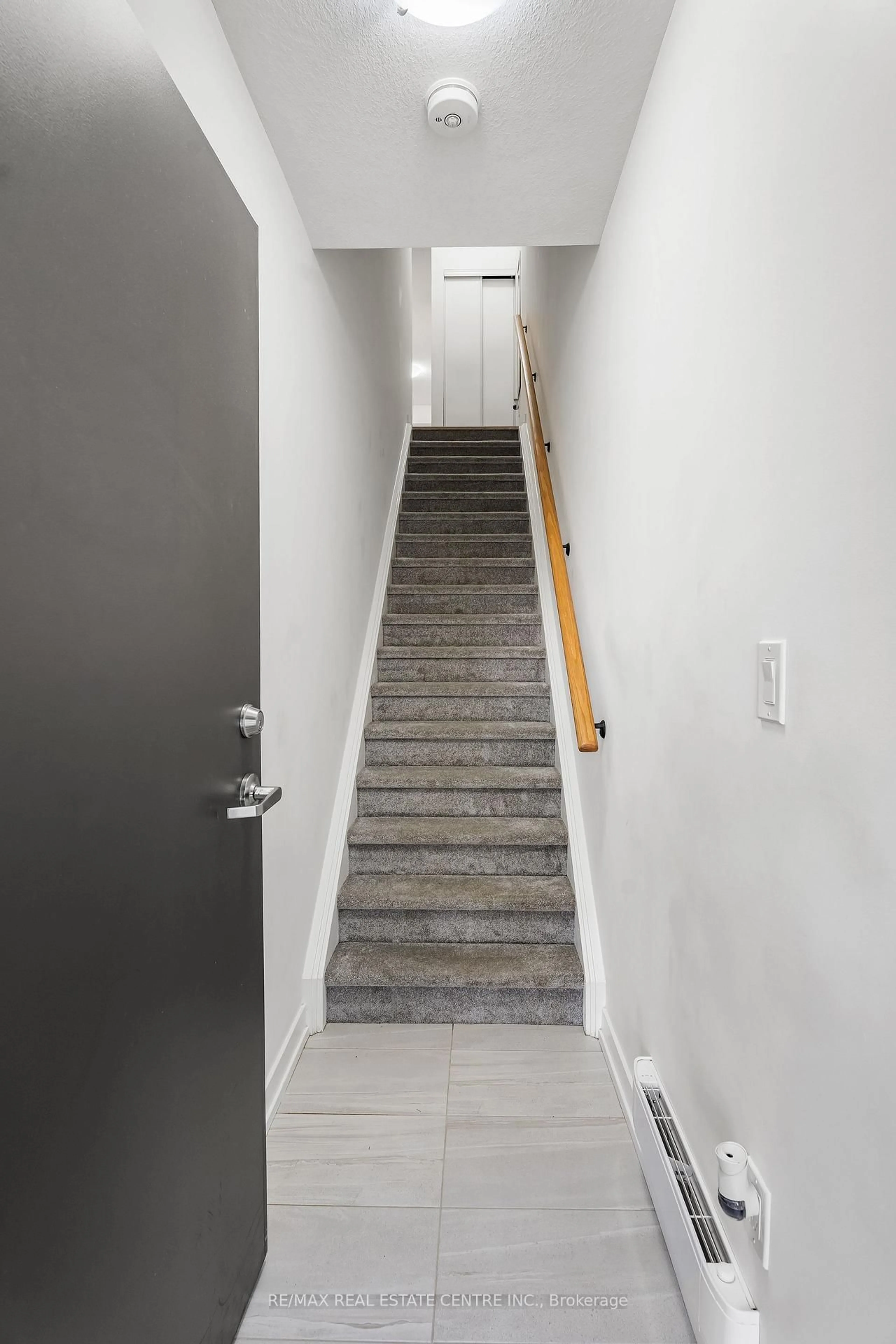 Stairs for 10 PALACE St #C12, Kitchener Ontario N2E 0J3