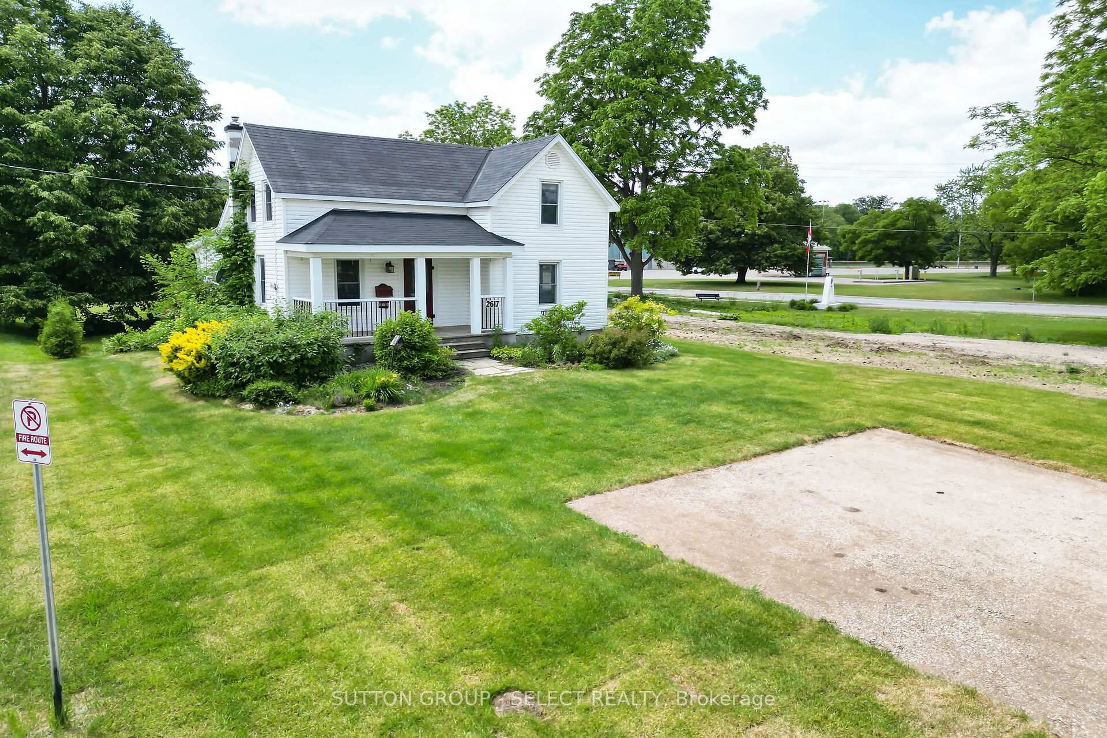 A pic from outside/outdoor area/front of a property/back of a property/a pic from drone, unknown for 2617 QUEENS St, Strathroy Caradoc Ontario N0L 1W0