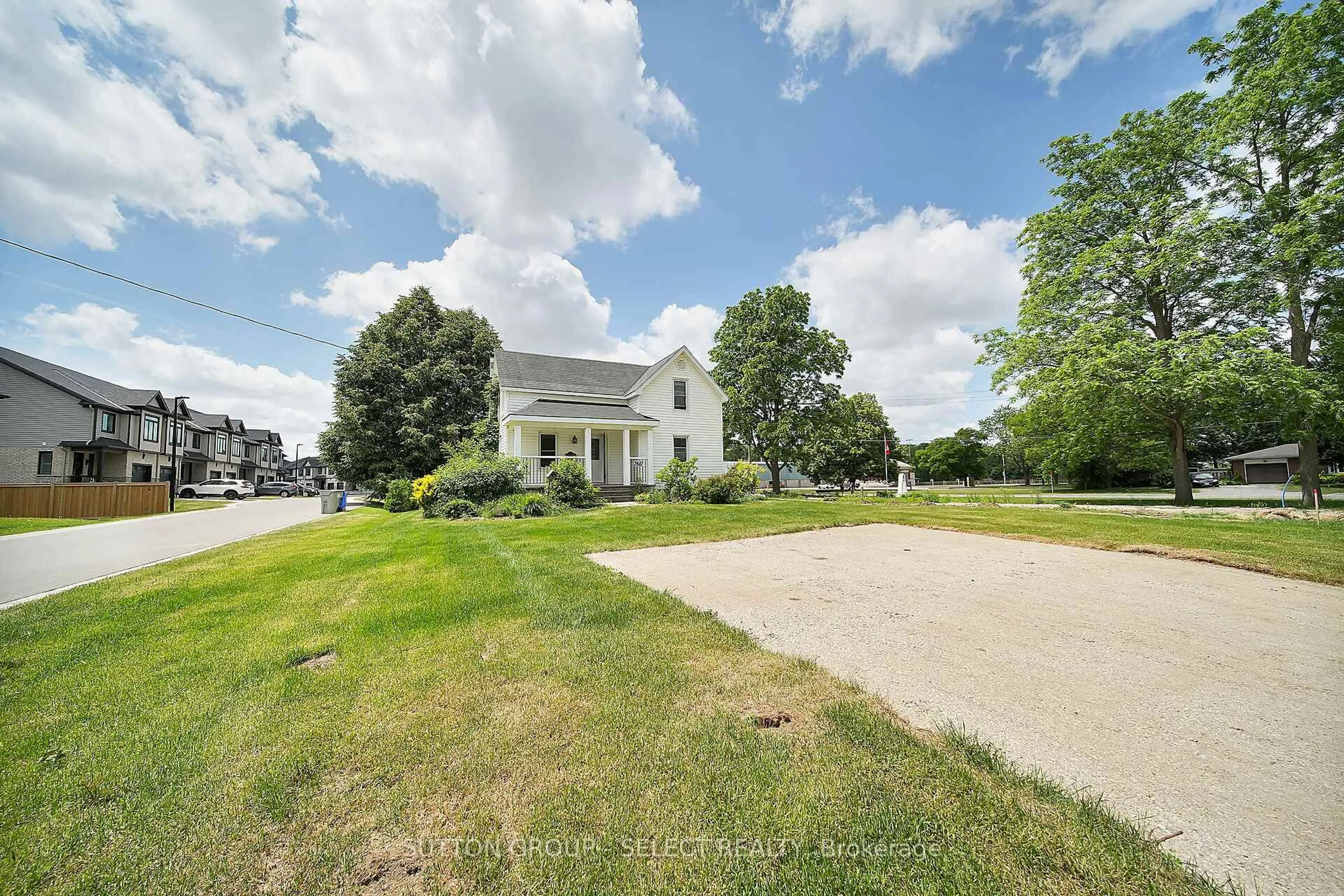 A pic from outside/outdoor area/front of a property/back of a property/a pic from drone, building for 2617 QUEENS St, Strathroy Caradoc Ontario N0L 1W0