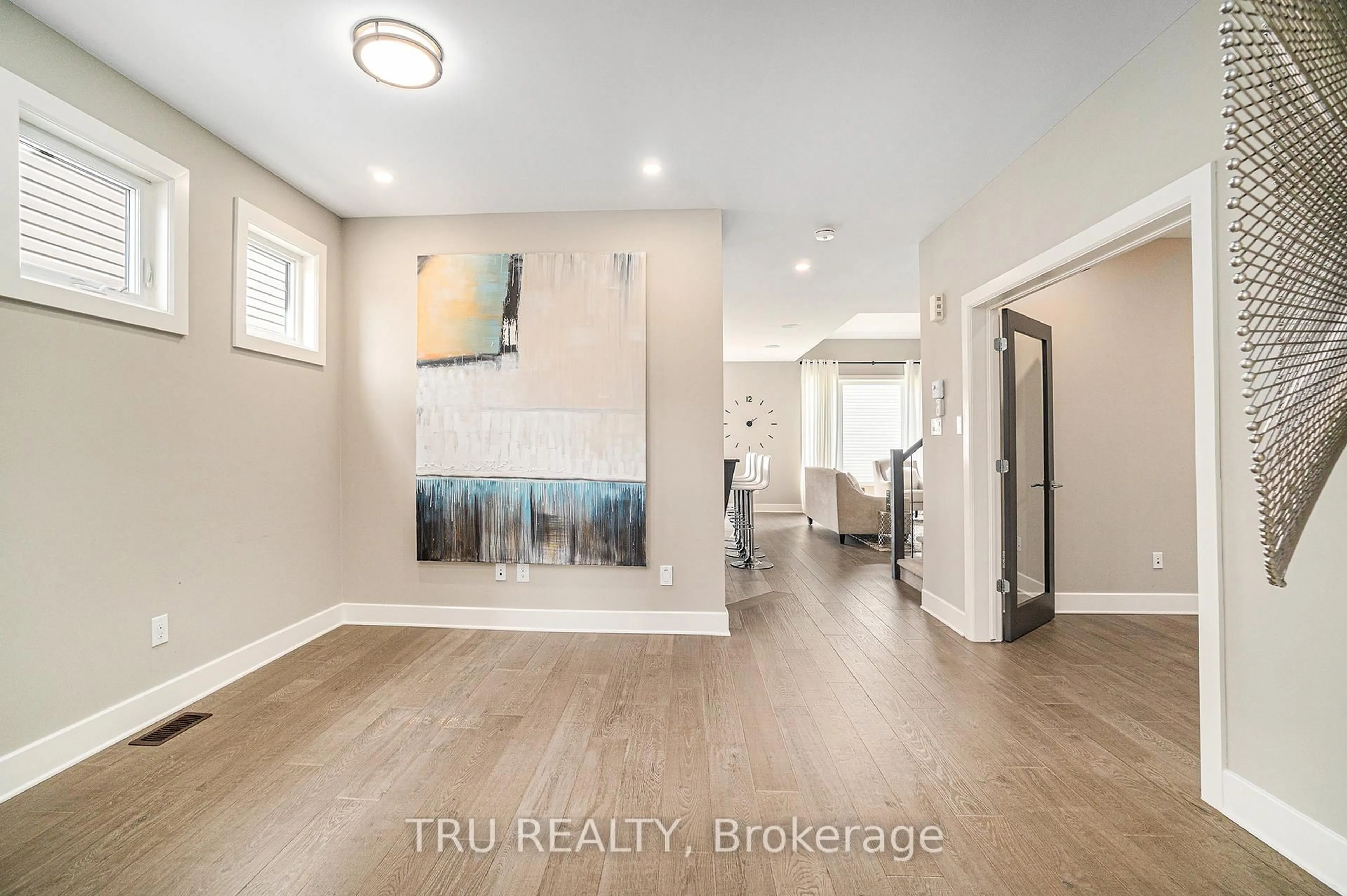 Indoor entryway for 670 Parade Dr, Ottawa Ontario K2S 1B8