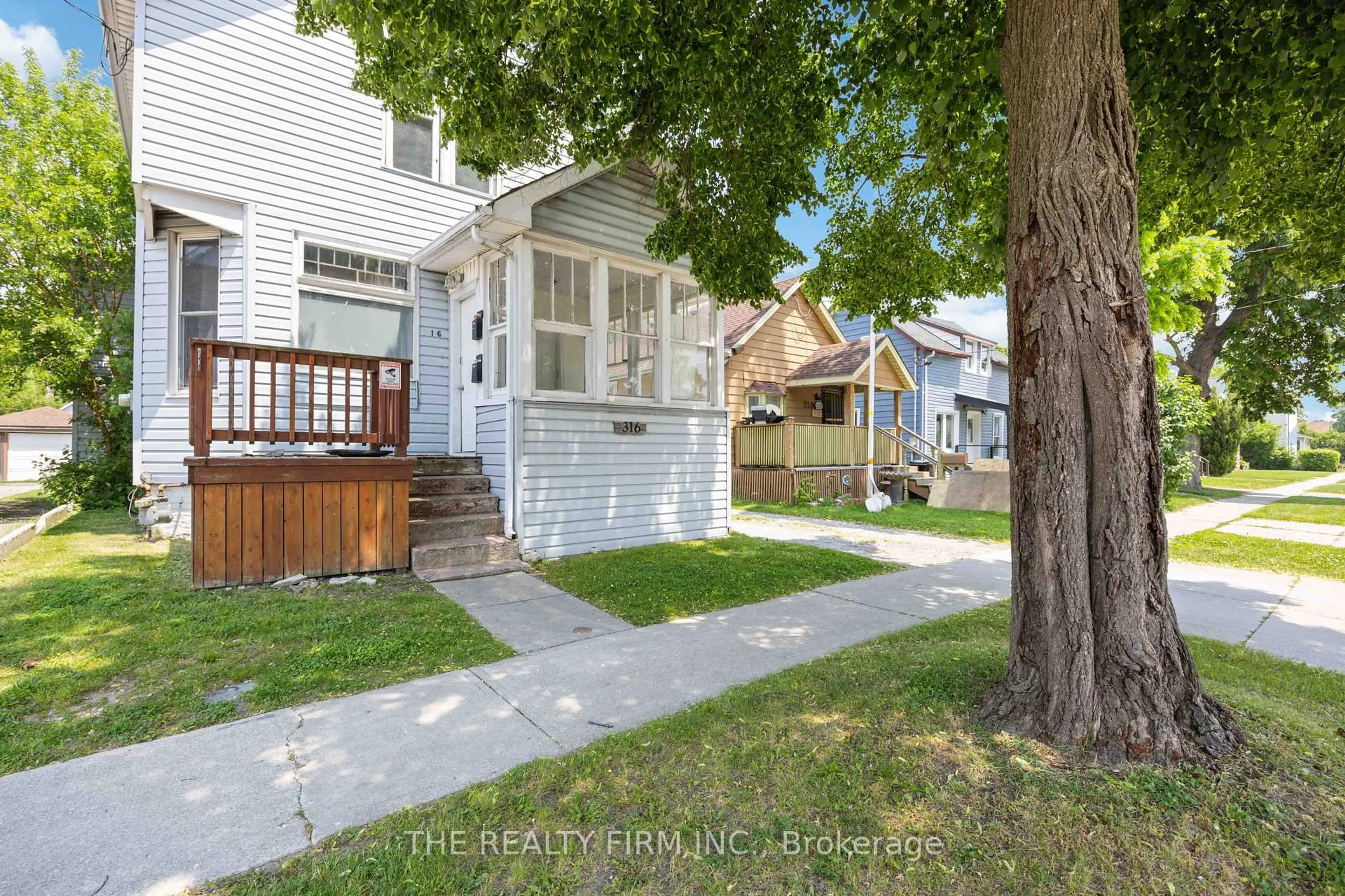 Patio, street for 316 Confederation St, Sarnia Ontario N7T 2A5