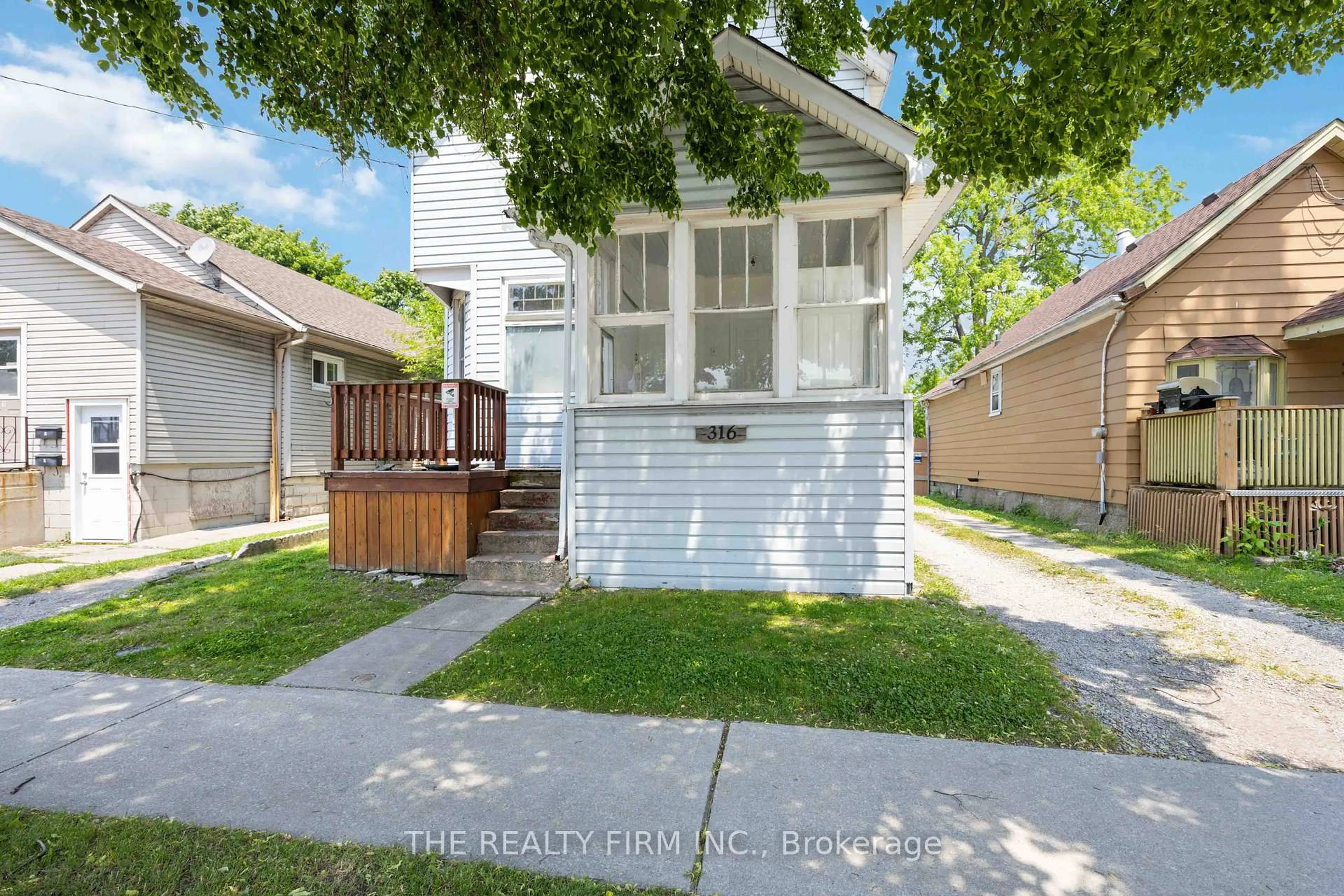 Home with vinyl exterior material, street for 316 Confederation St, Sarnia Ontario N7T 2A5