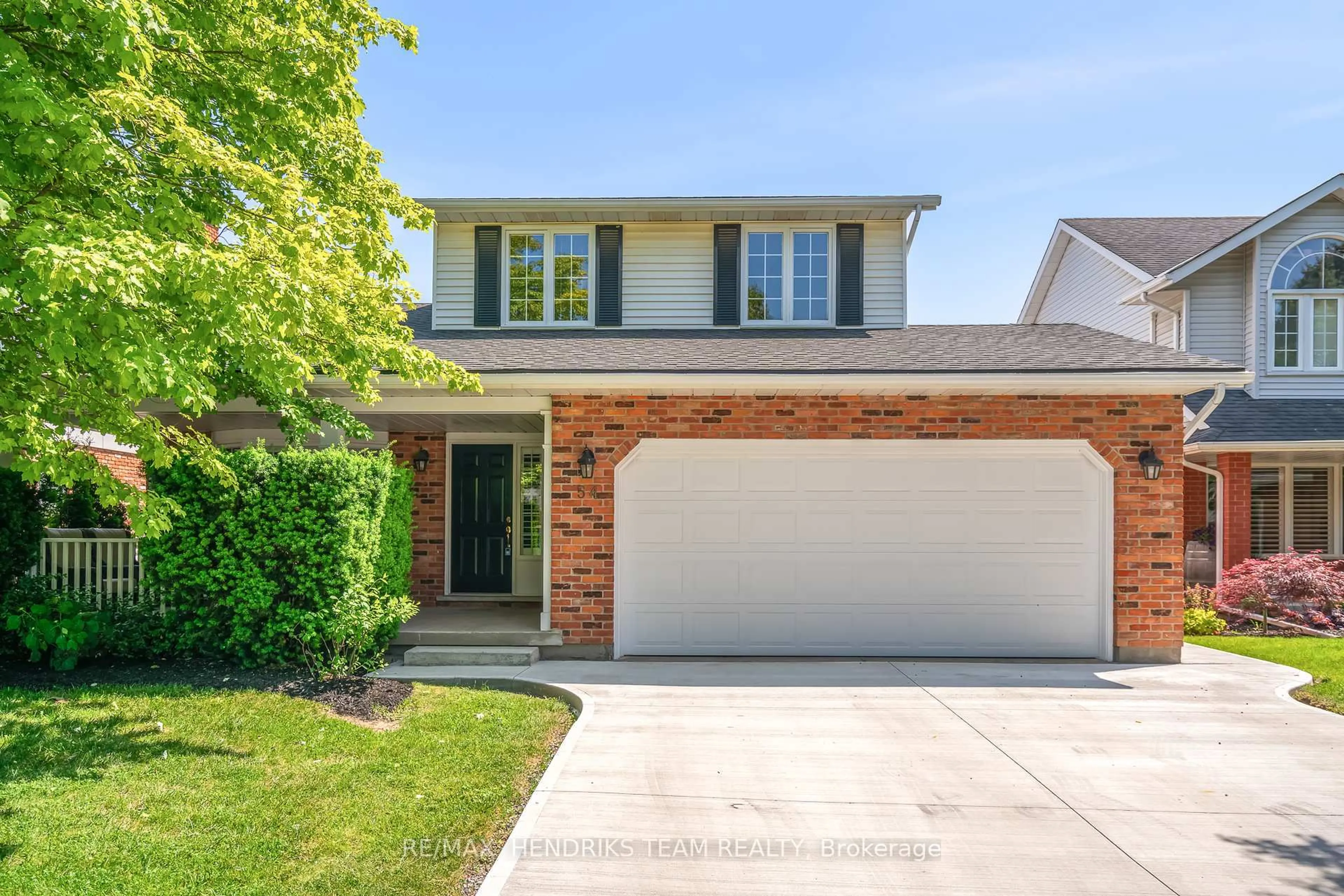 Home with brick exterior material, street for 54 West Farmington Dr, St. Catharines Ontario L2S 3S2