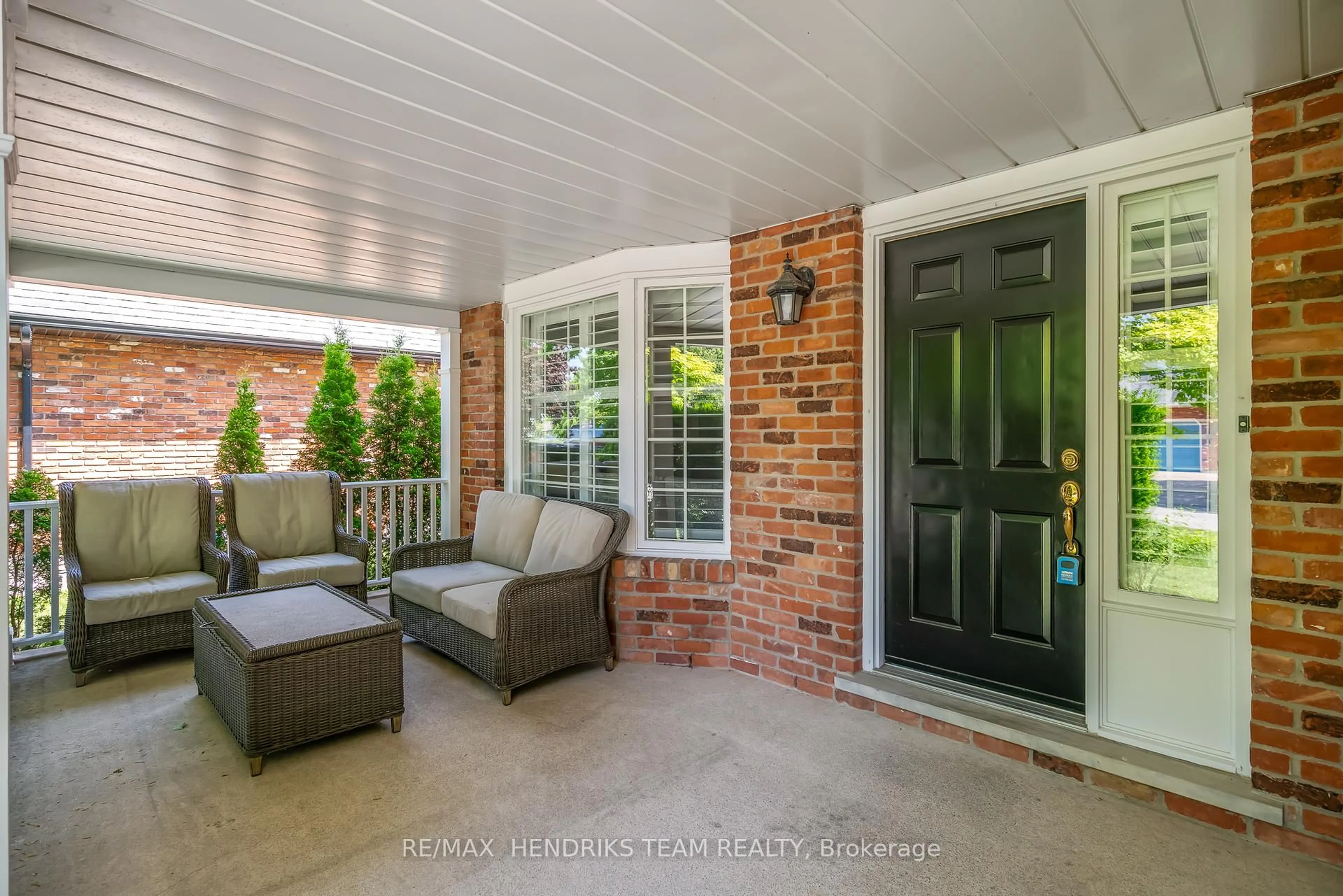 Indoor entryway for 54 West Farmington Dr, St. Catharines Ontario L2S 3S2