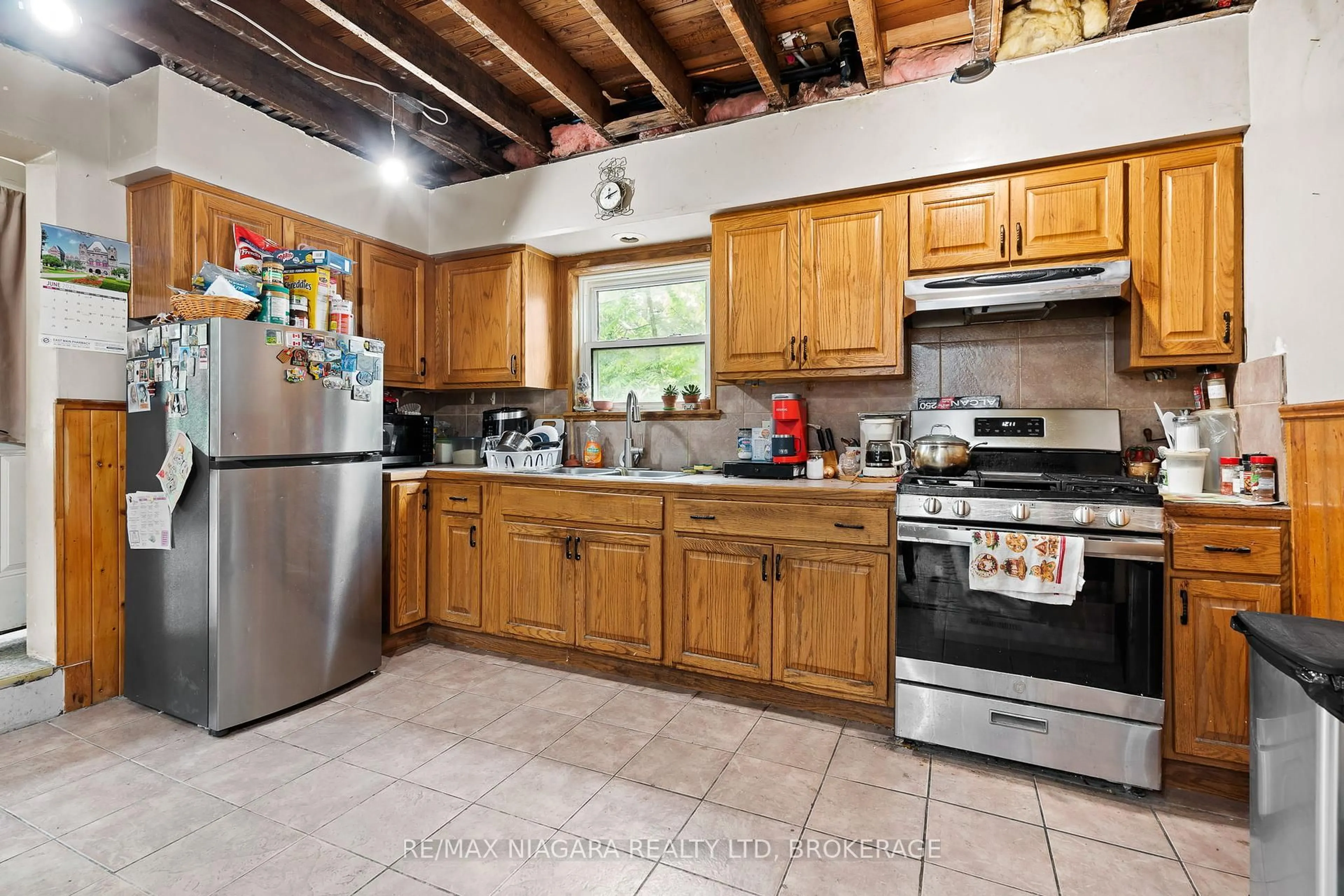 Standard kitchen, unknown for 16 Margery Rd, Welland Ontario L3B 2P6