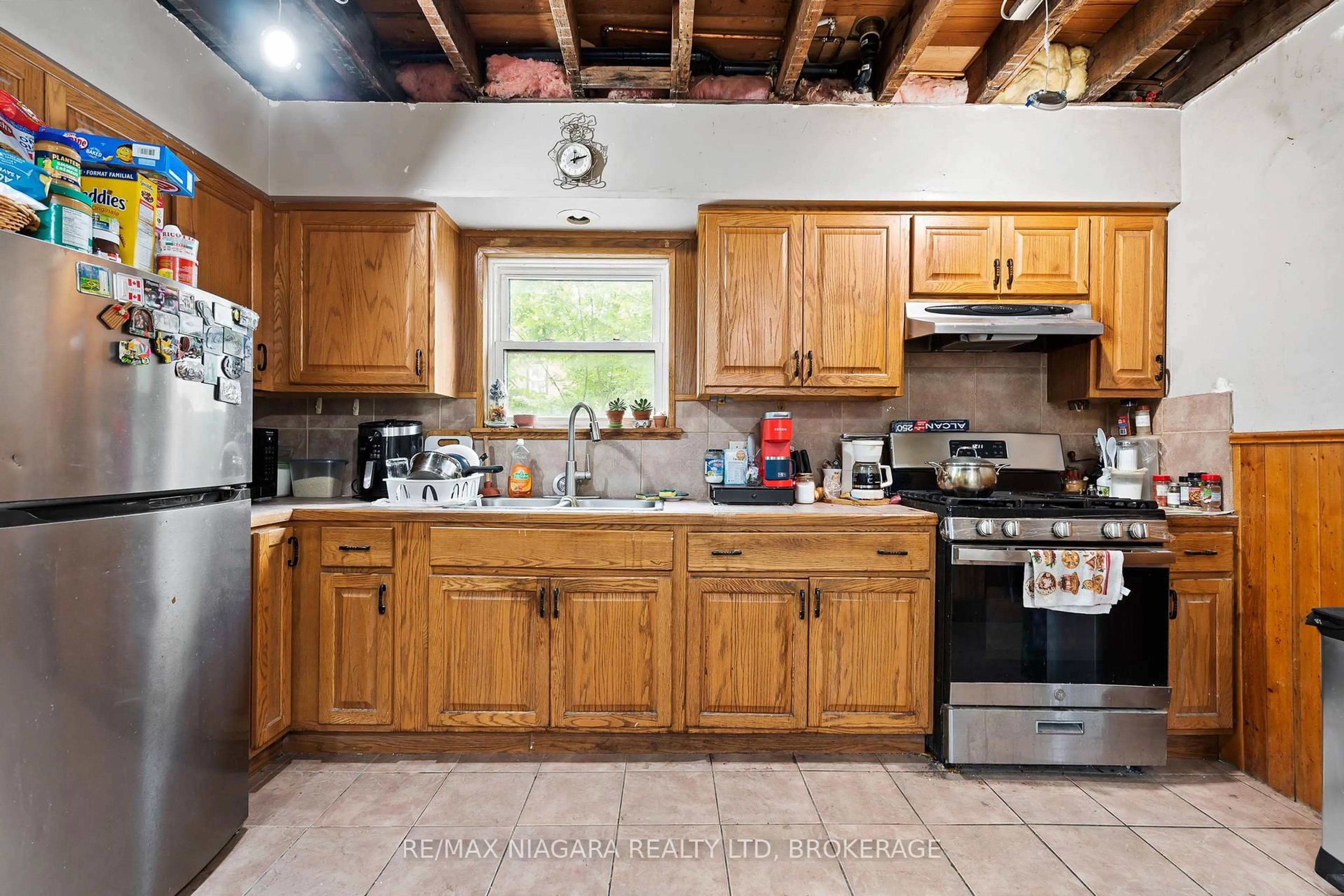 Standard kitchen, unknown for 16 Margery Rd, Welland Ontario L3B 2P6
