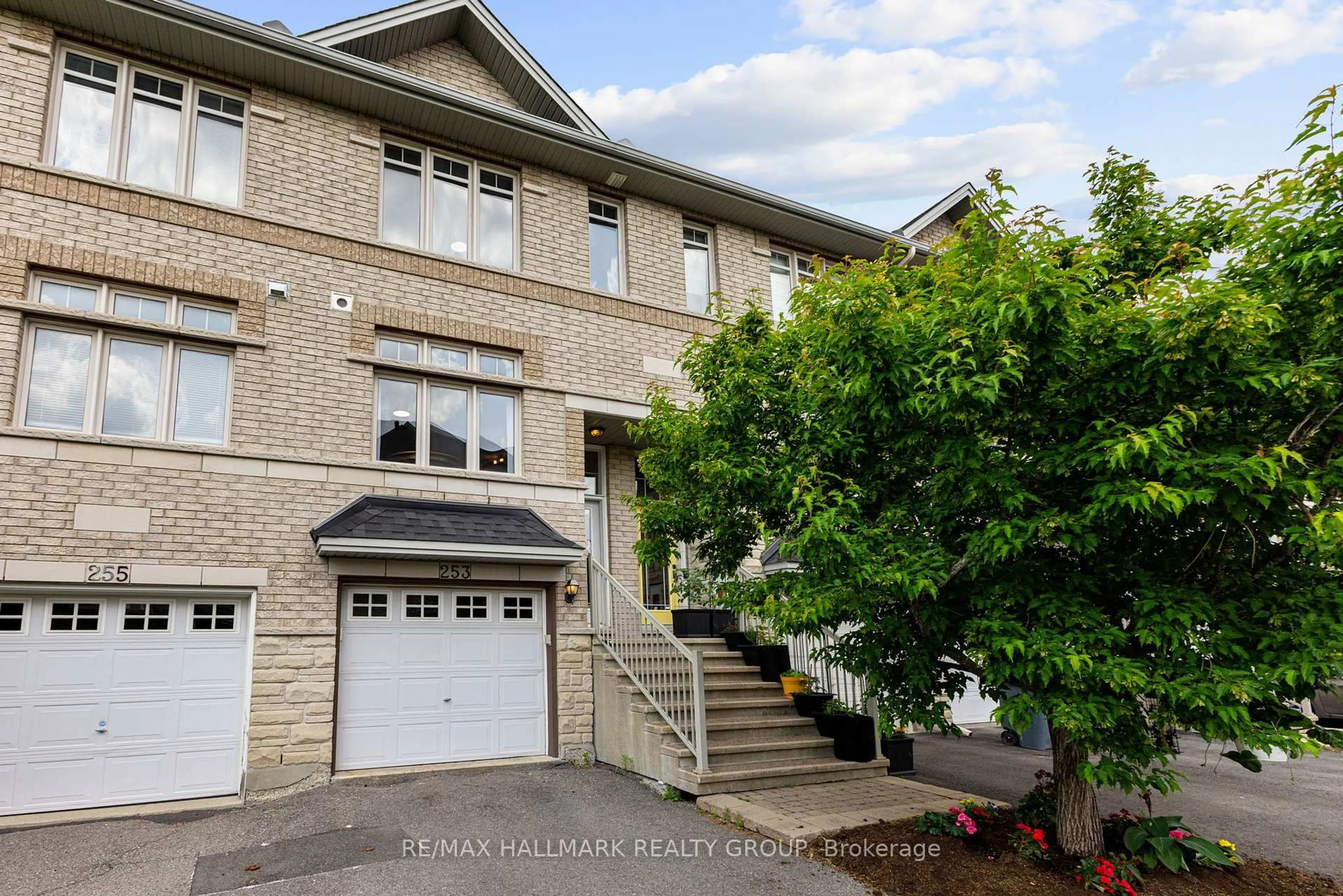 Unknown for 253 Stroget Private, Ottawa Ontario K2E 0A9