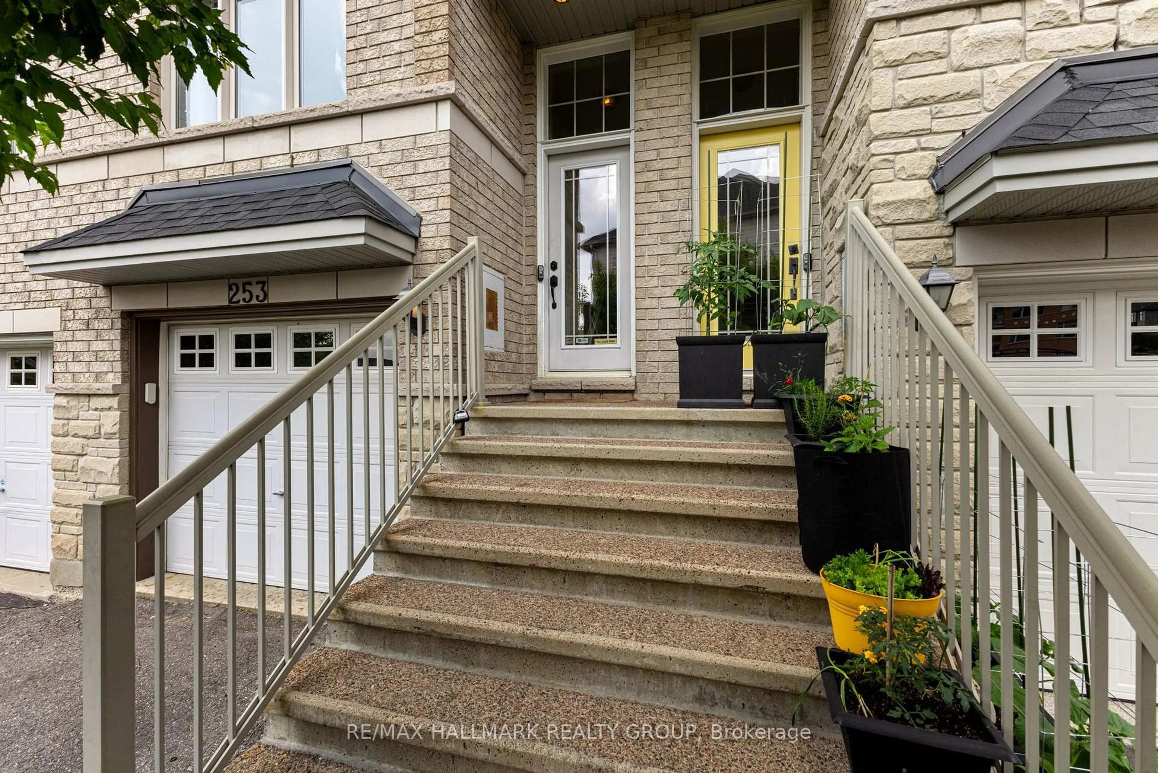 Unknown for 253 Stroget Private, Ottawa Ontario K2E 0A9