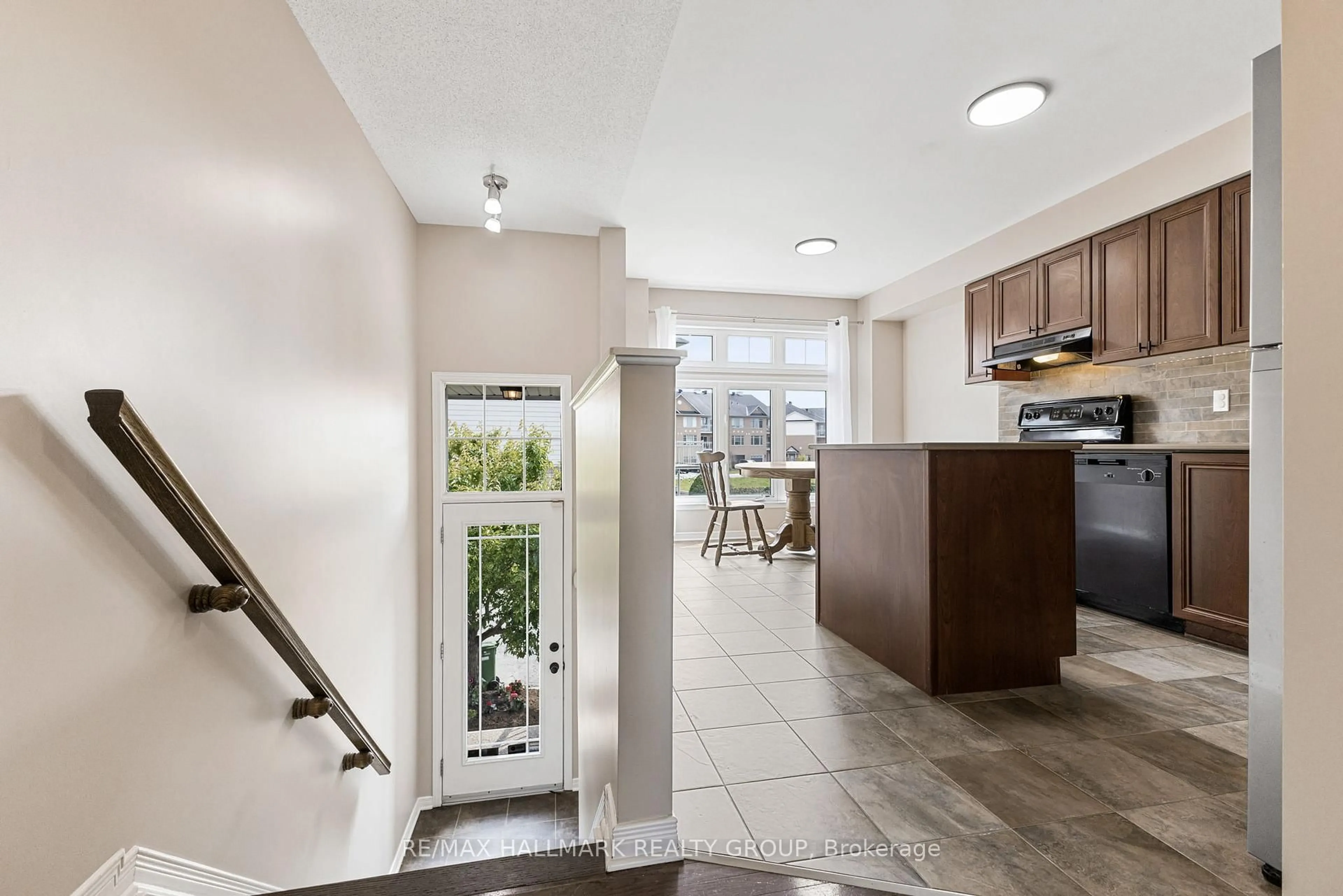 Unknown for 253 Stroget Private, Ottawa Ontario K2E 0A9