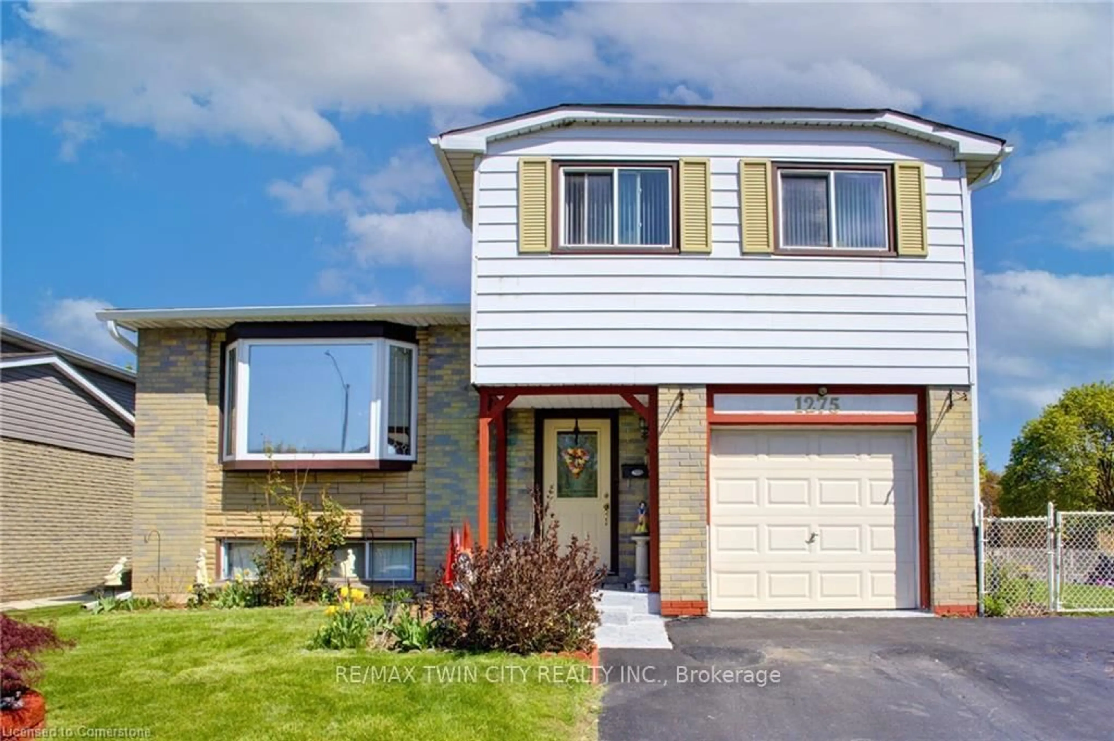 Home with vinyl exterior material, street for 1275 Dunbar Rd, Cambridge Ontario N3H 4Z6