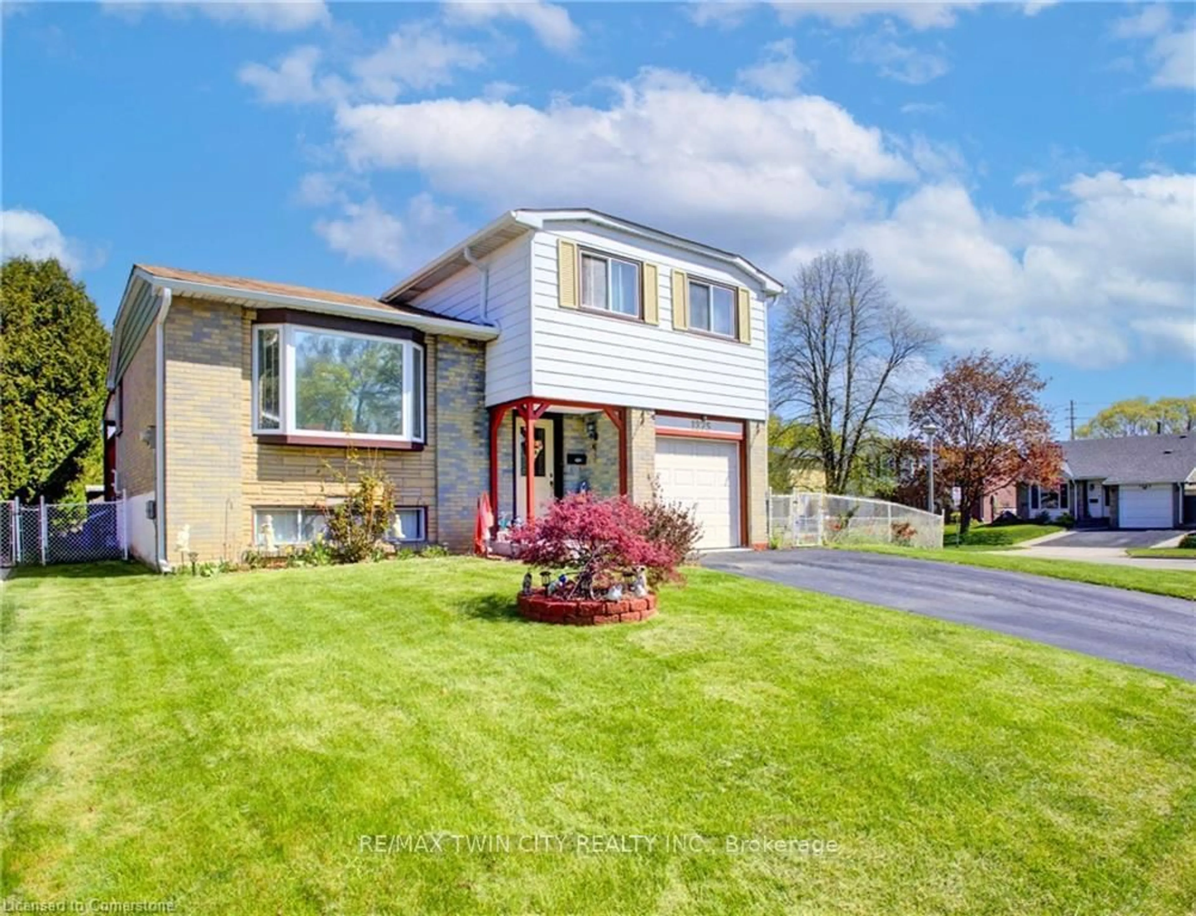Home with brick exterior material, street for 1275 Dunbar Rd, Cambridge Ontario N3H 4Z6