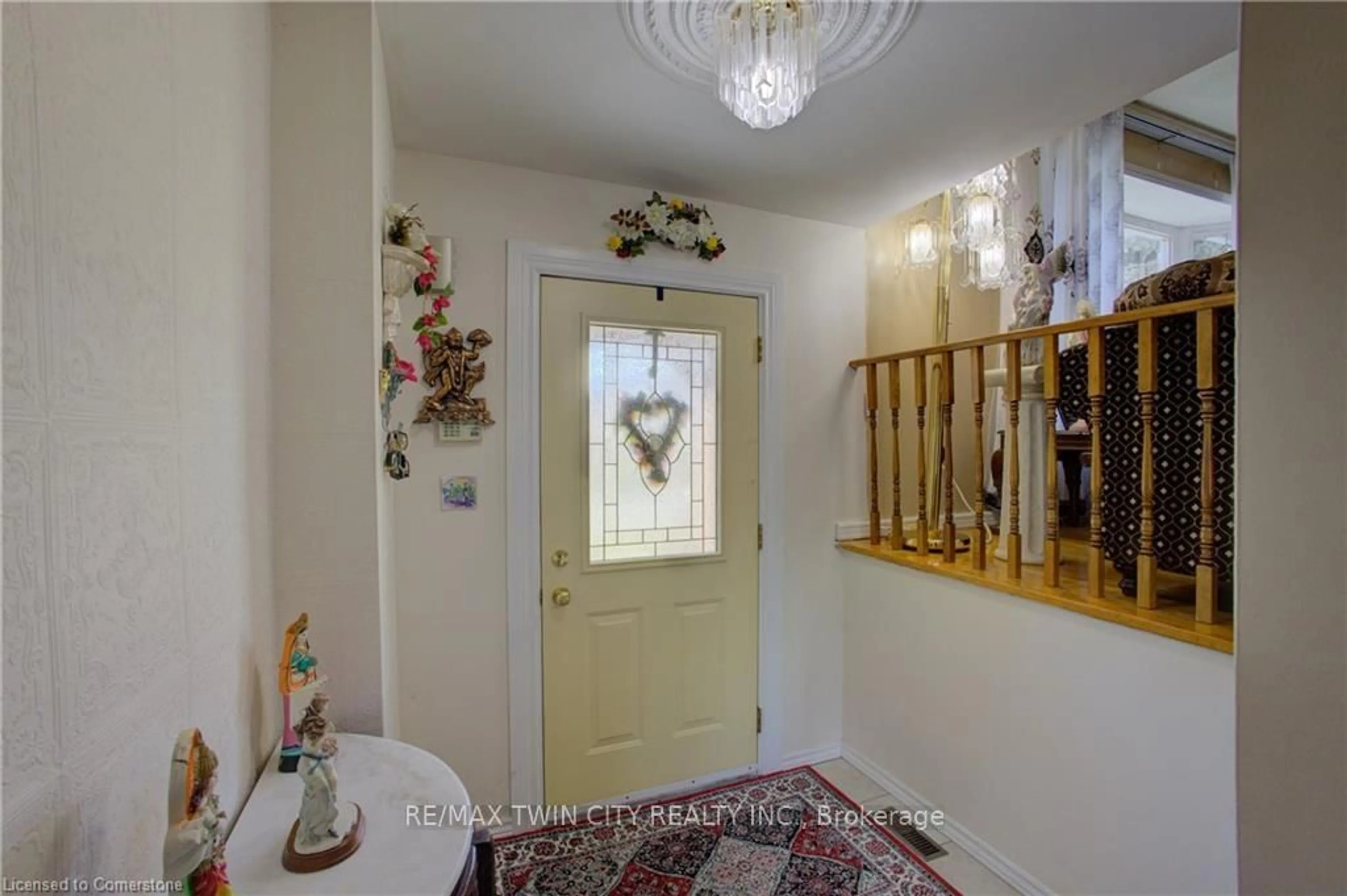 Indoor foyer for 1275 Dunbar Rd, Cambridge Ontario N3H 4Z6