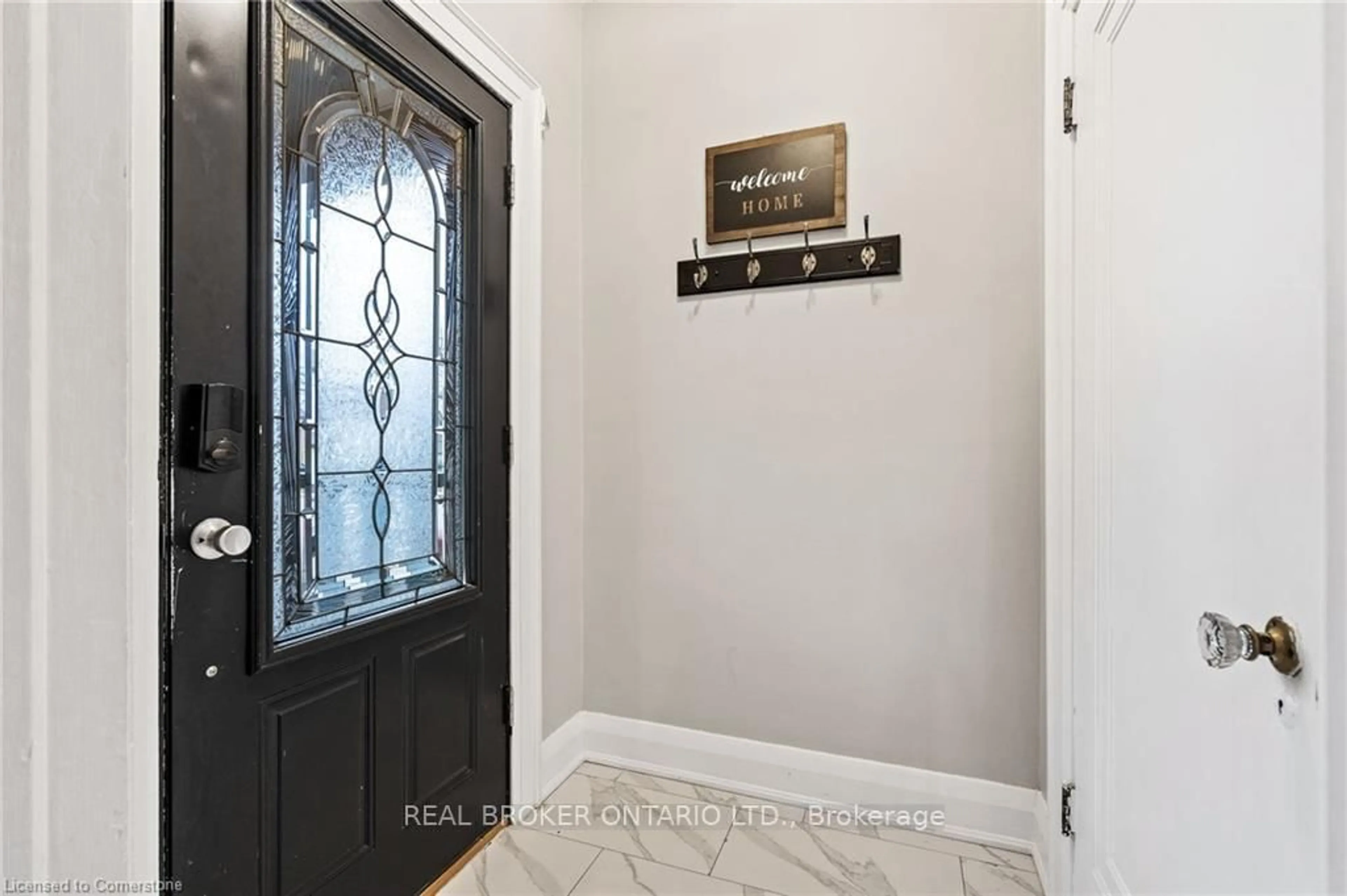 Indoor entryway for 5317 Third Ave, Niagara Falls Ontario L2E 4M6