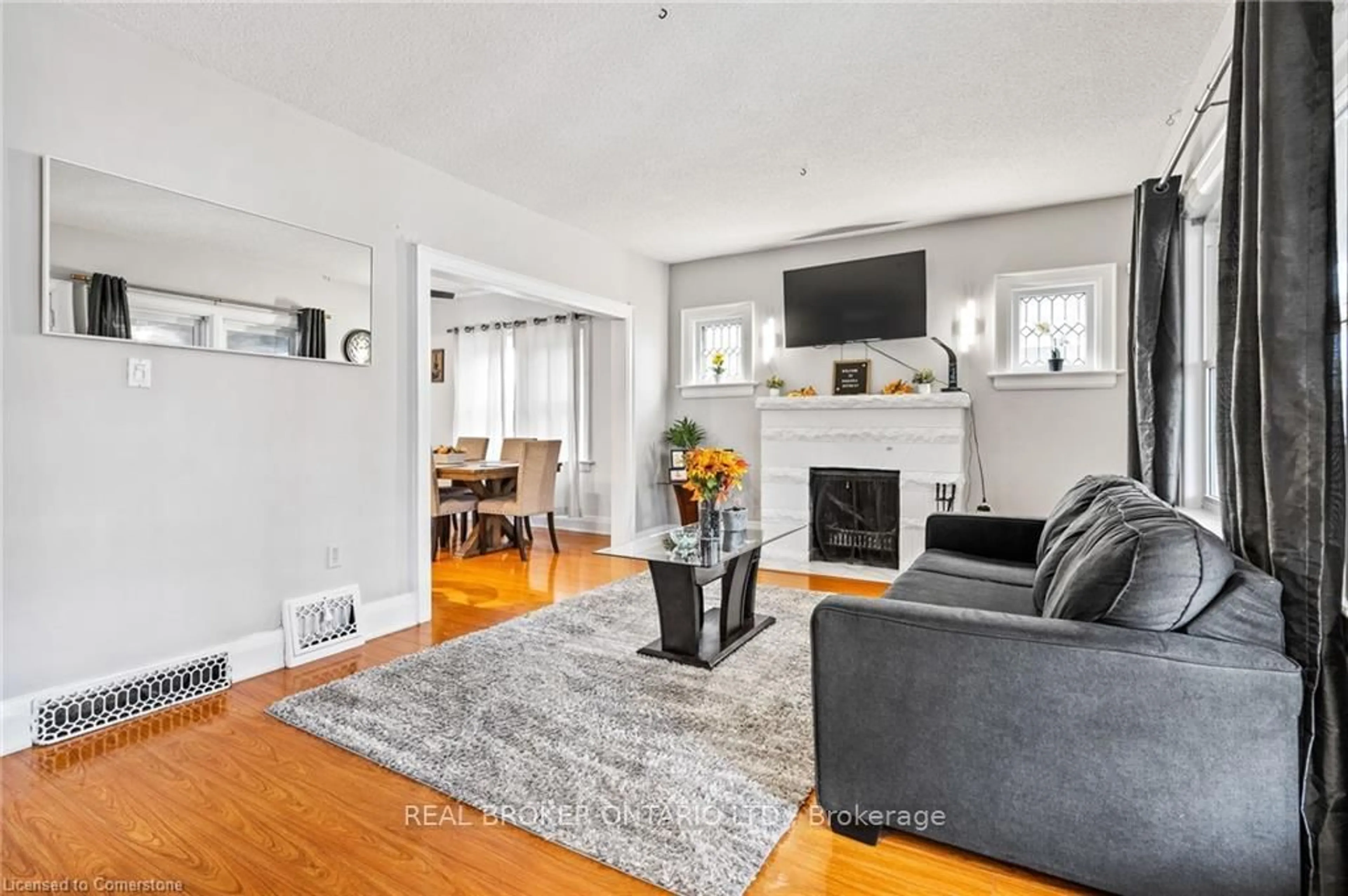 Living room with furniture, unknown for 5317 Third Ave, Niagara Falls Ontario L2E 4M6