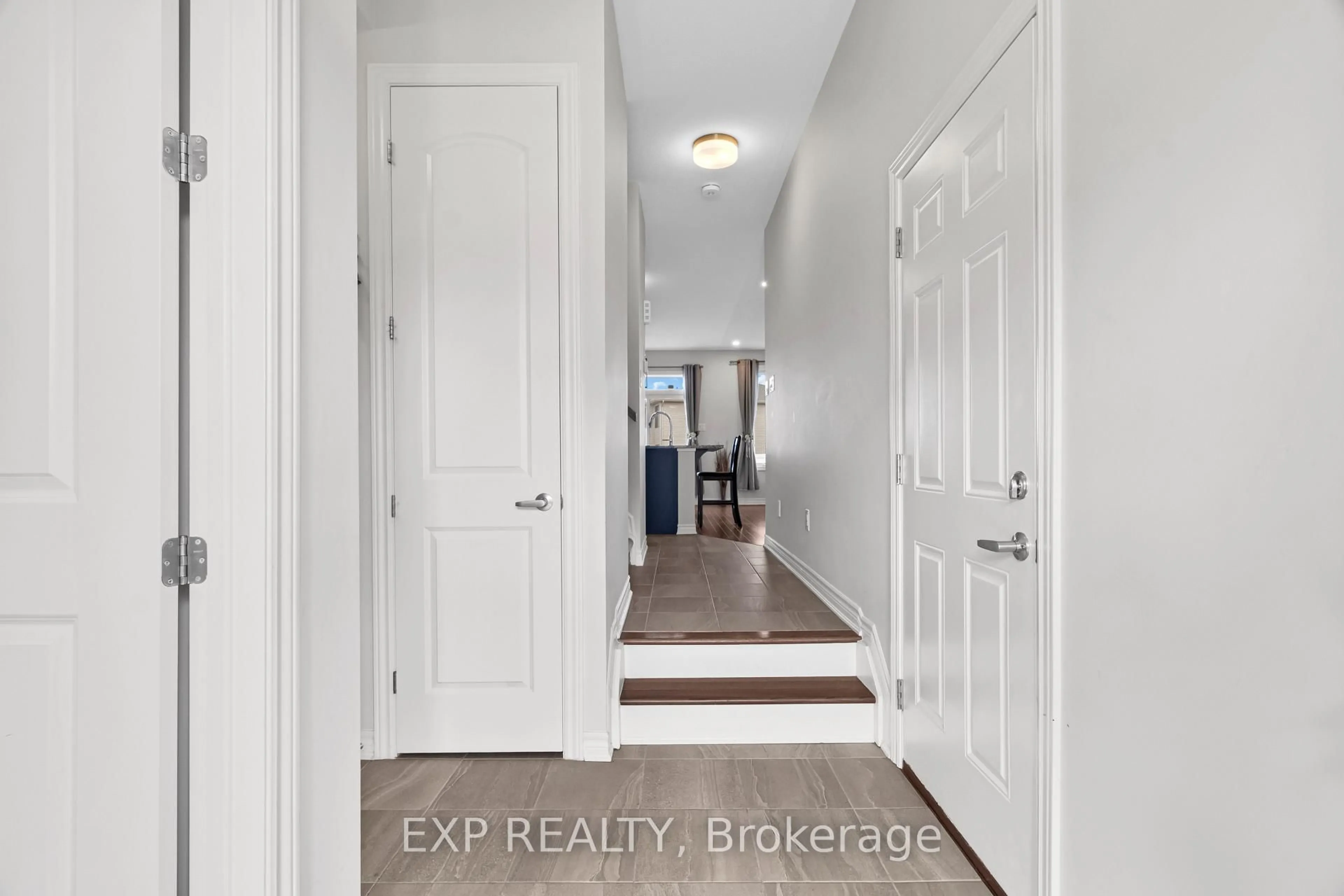 Indoor entryway for 560 Flagstaff Dr, Ottawa Ontario K2J 6W1