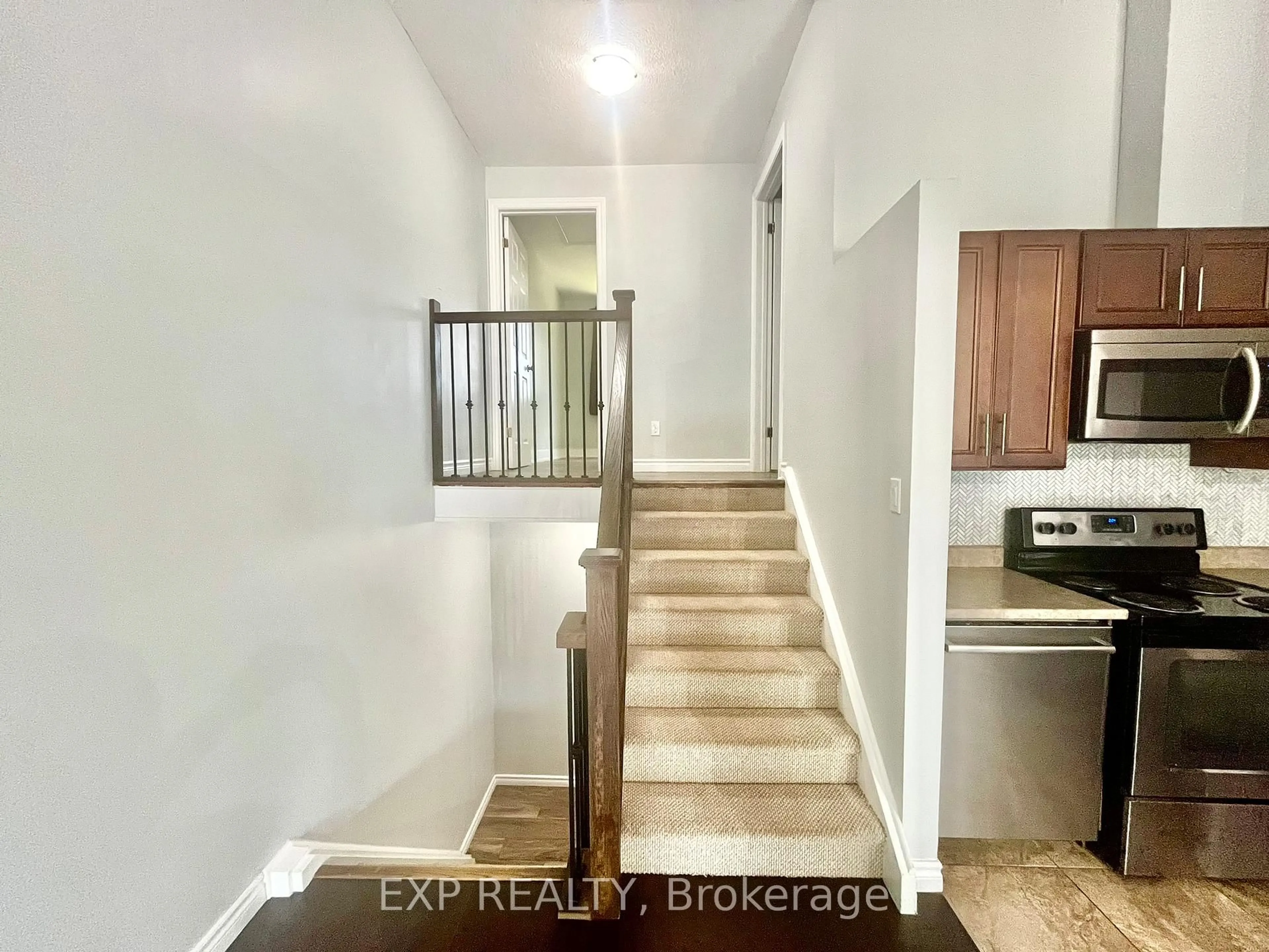 Indoor entryway for 118 Overlea Dr, Kitchener Ontario N2M 1T1