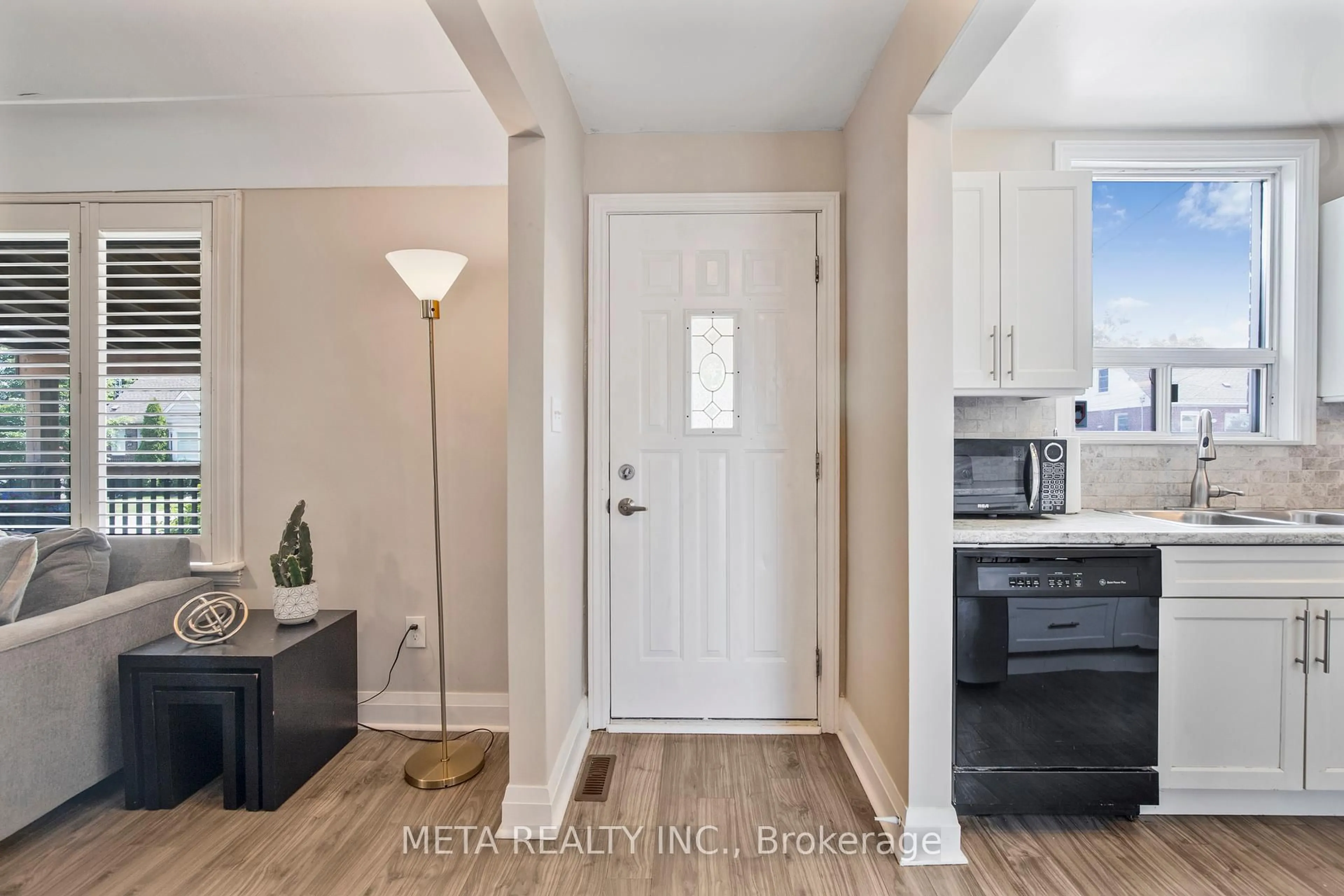 Indoor entryway for 210 East 14th St, Hamilton Ontario L9A 4B6
